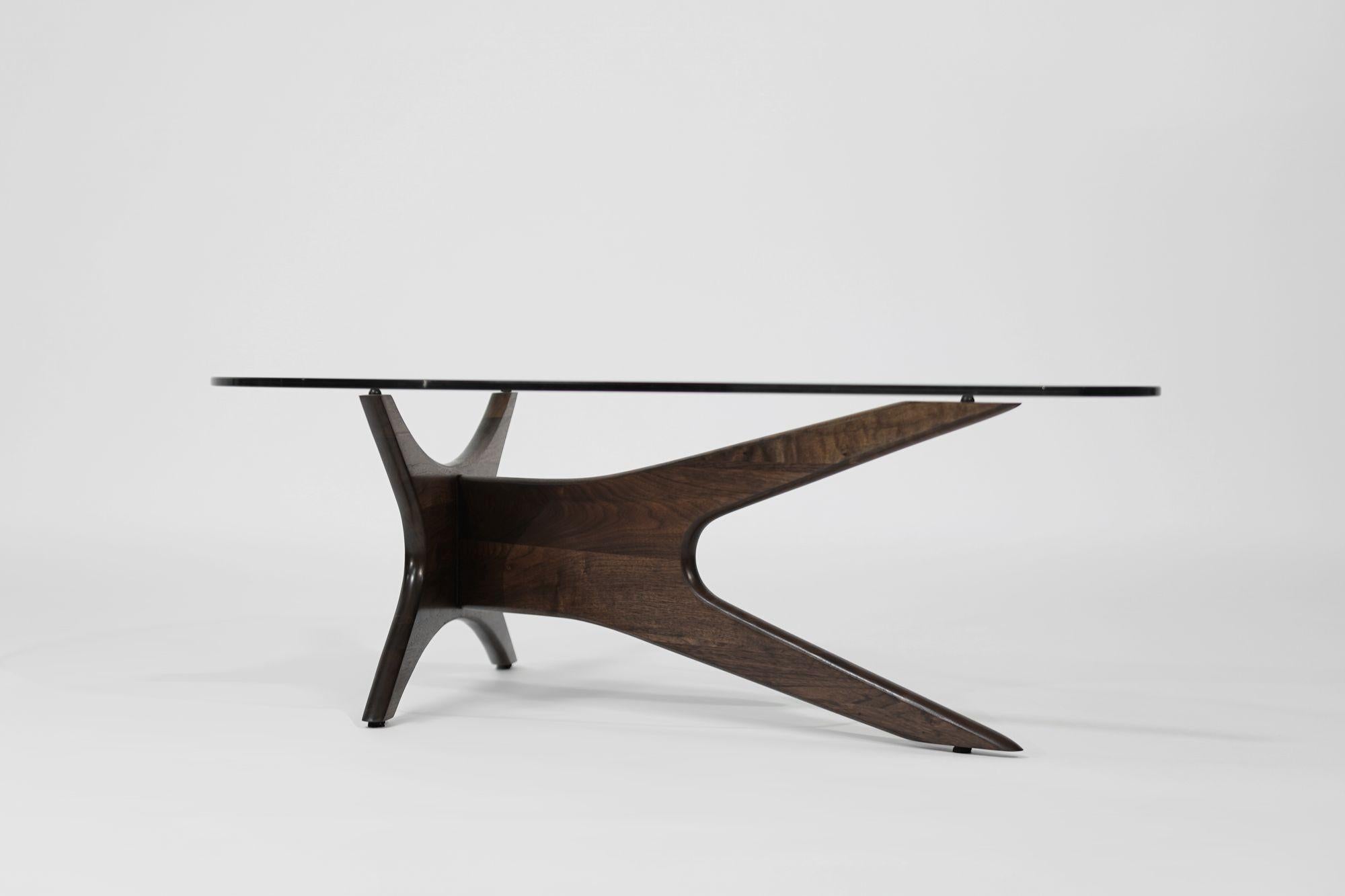 Asymmetrischer Cocktailtisch aus Nussbaumholz von Adrian Pearsall, ca. 1950er Jahre (Glas) im Angebot