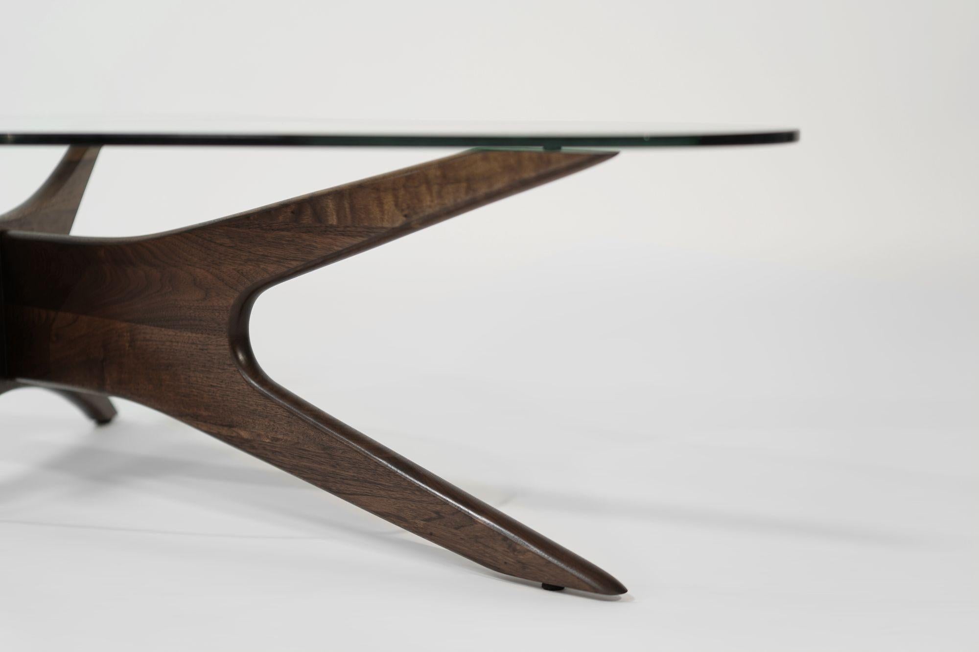 Asymmetrischer Cocktailtisch aus Nussbaumholz von Adrian Pearsall, ca. 1950er Jahre im Angebot 1