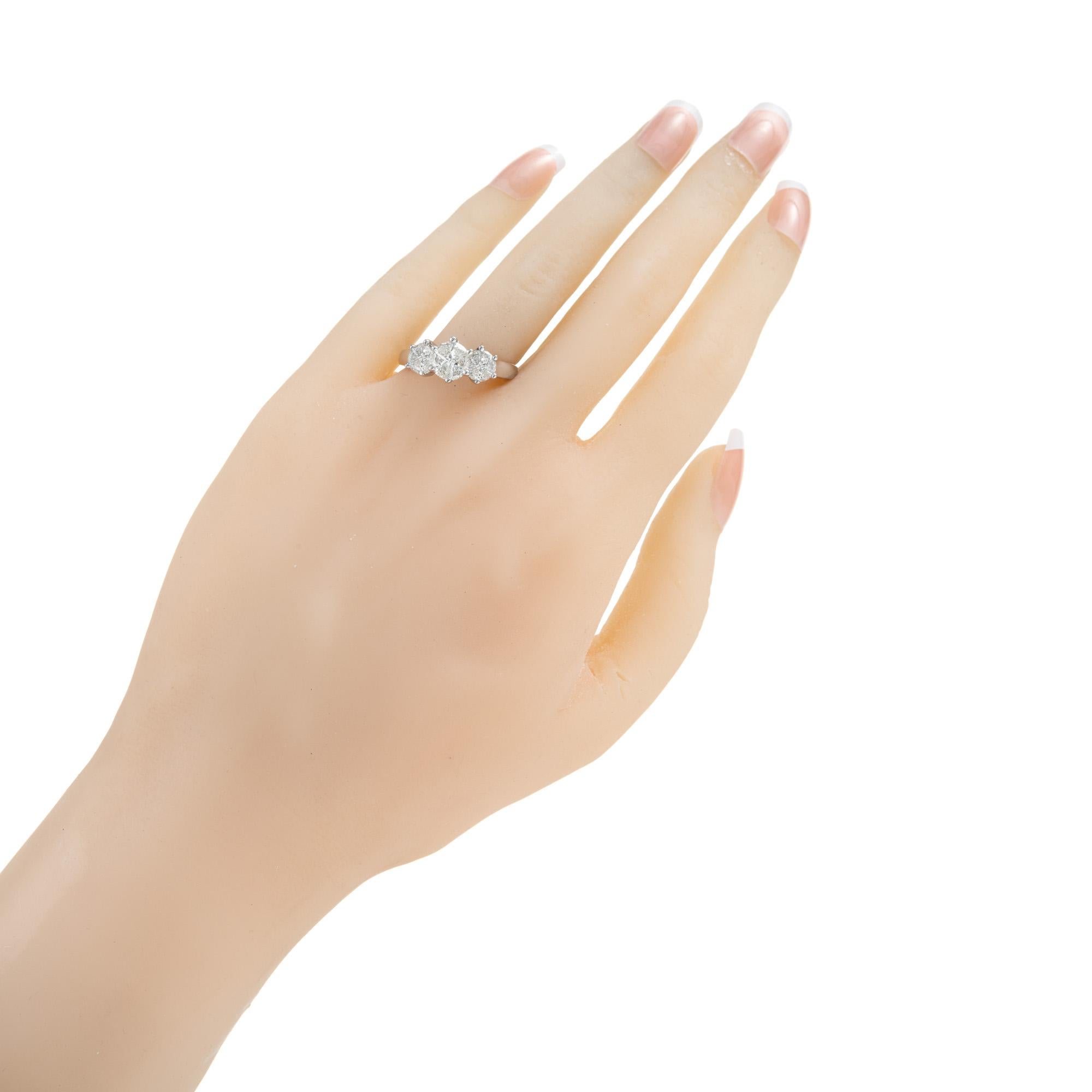 AT Anello di fidanzamento in oro bianco con nove diamanti da 1,59 carati in vendita 2