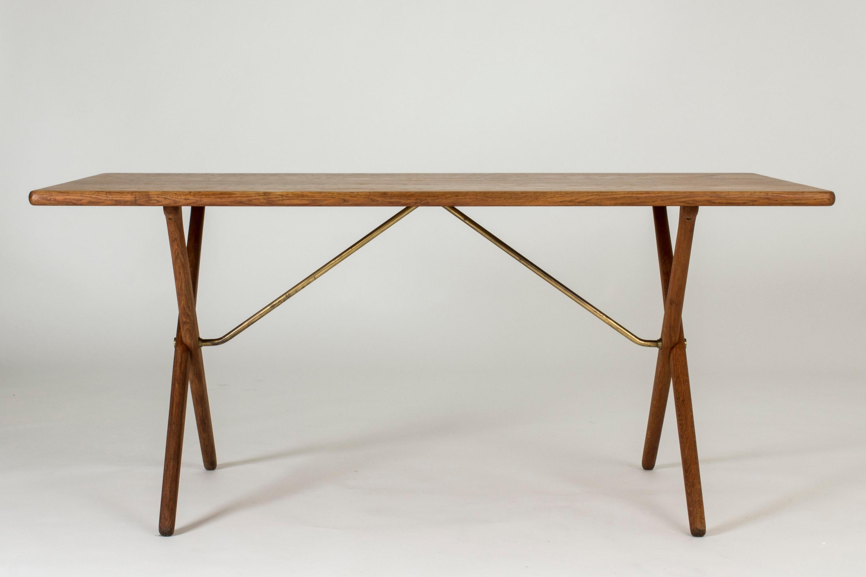 Cool “AT 303” dining table by Hans J. Wegner, with elegantly crossed legs. Made from oak with beautiful, rustic woodgrain.