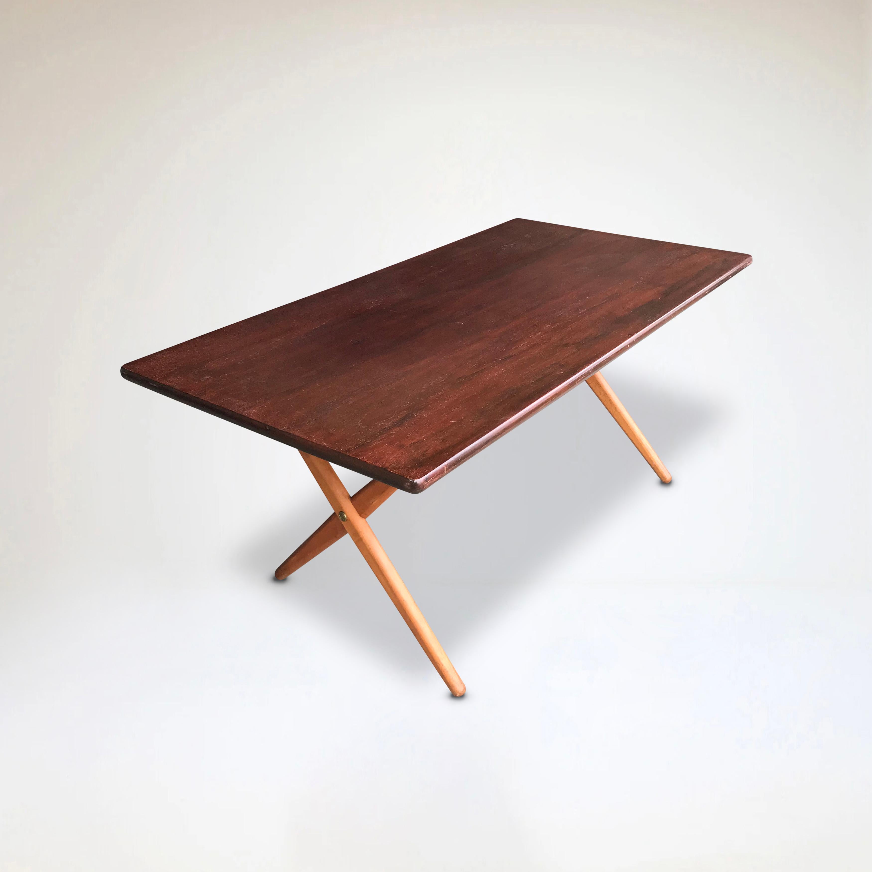 Design danois classique de Hans Wegner ; une table de salle à manger AT-303 sawbuck en chêne massif, produite par Andreas Tuck Danemark dans les années 1950.

Design danois minimaliste de la plus haute qualité en chêne teinté, avec des pieds croisés