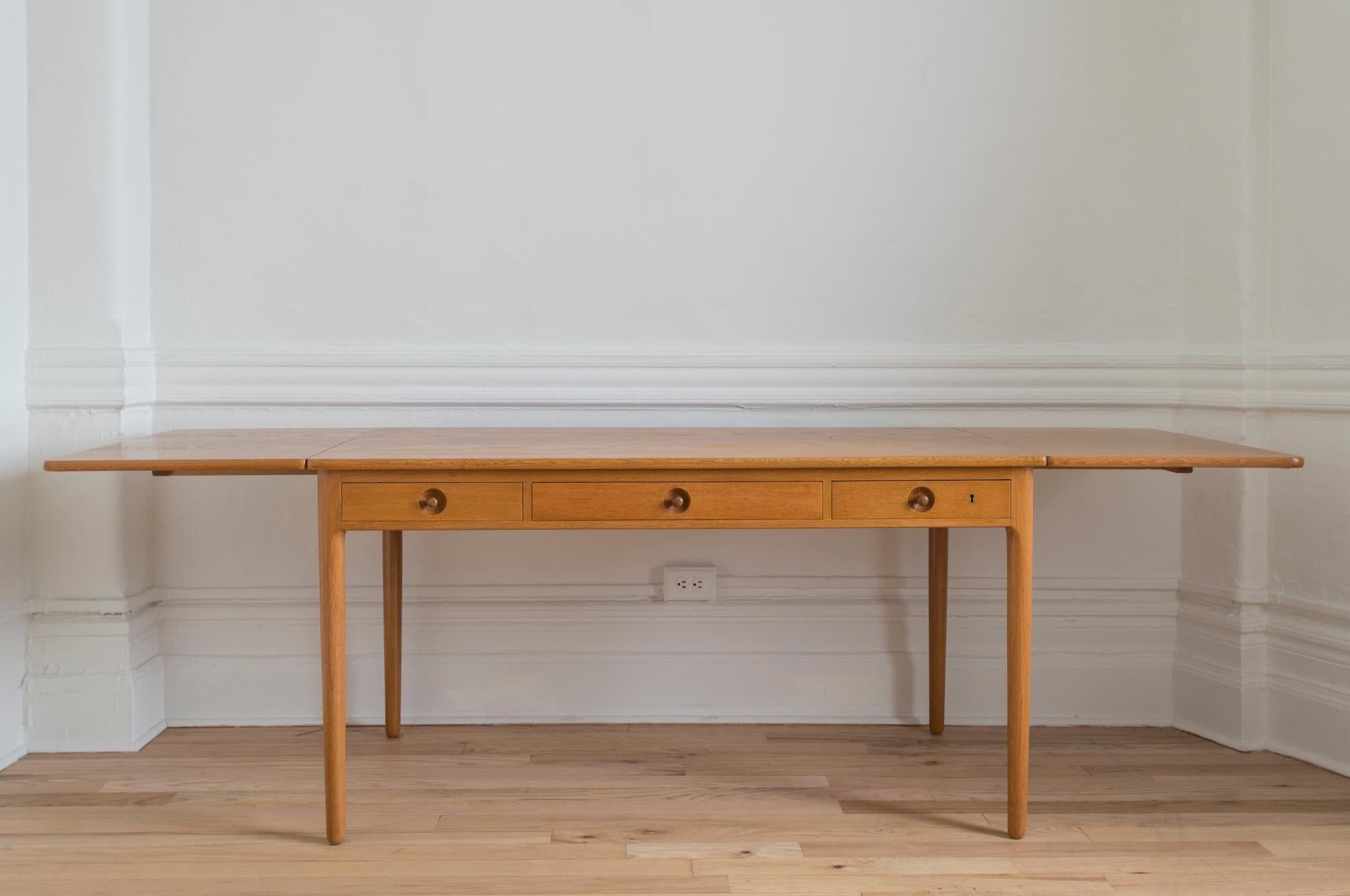 “AT 305? oak desk designed by Hans J. Wegner for Andreas Tuck.

Denmark, 1955.

Marked 