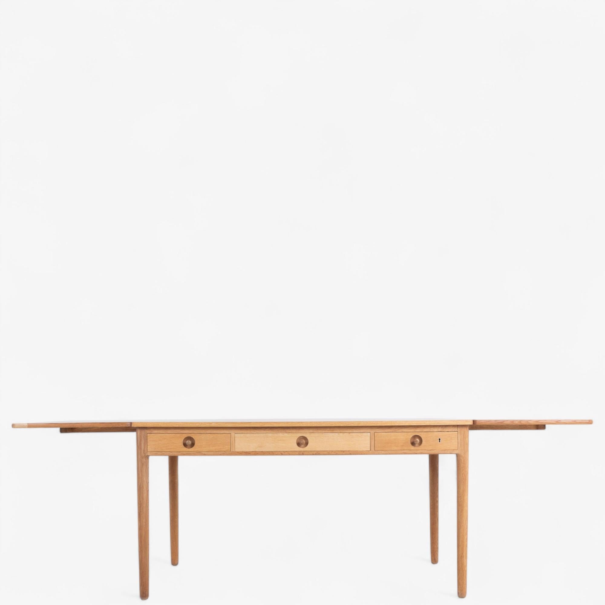 AT 305 - Bureau en chêne avec deux abattants et trois tiroirs. Conçue par Hans J. Wegner et réalisée par l'ébéniste Andreas Tuck.