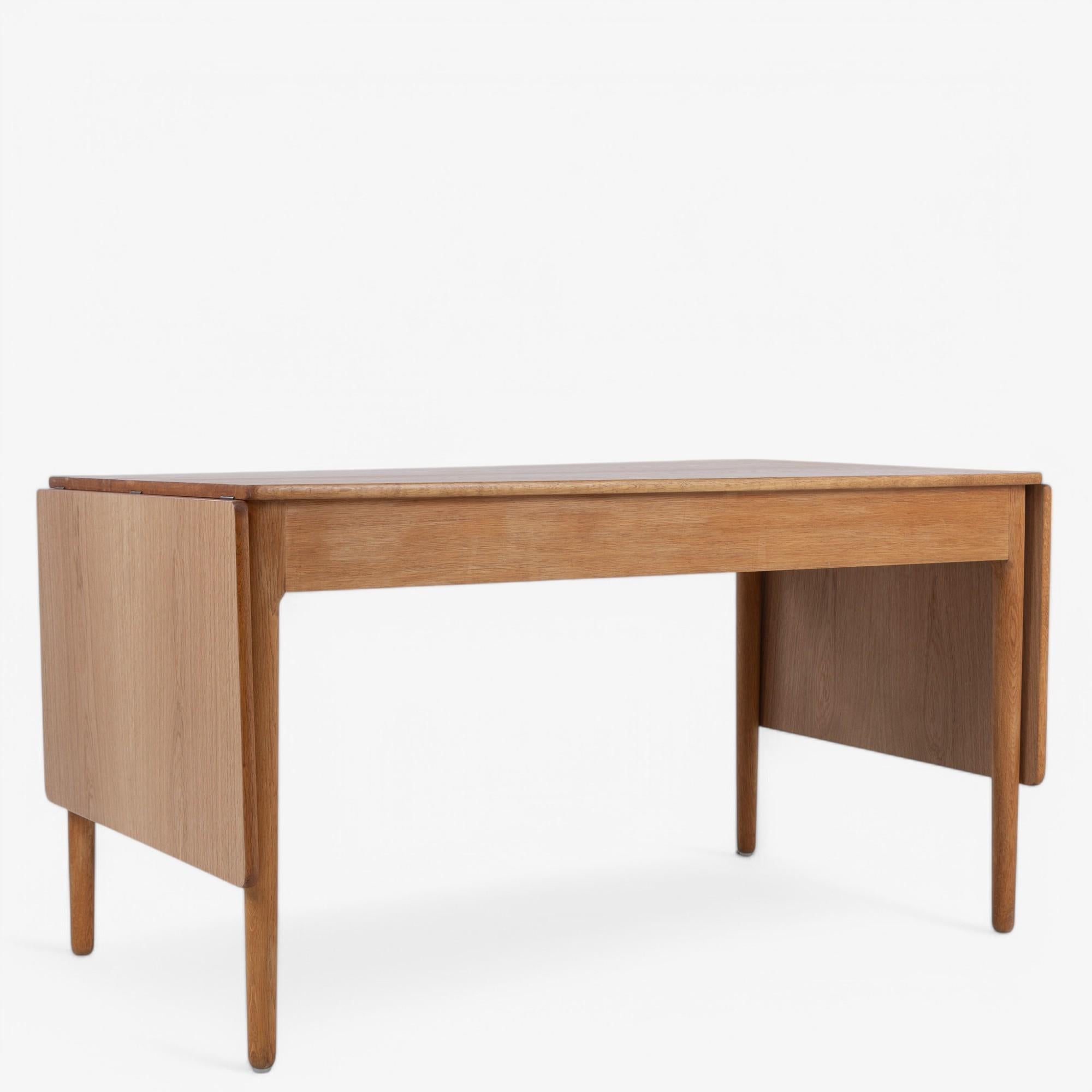 Mid-Century moderno AT 305 - Scrivania in oak di Hans J. Wegner in vendita