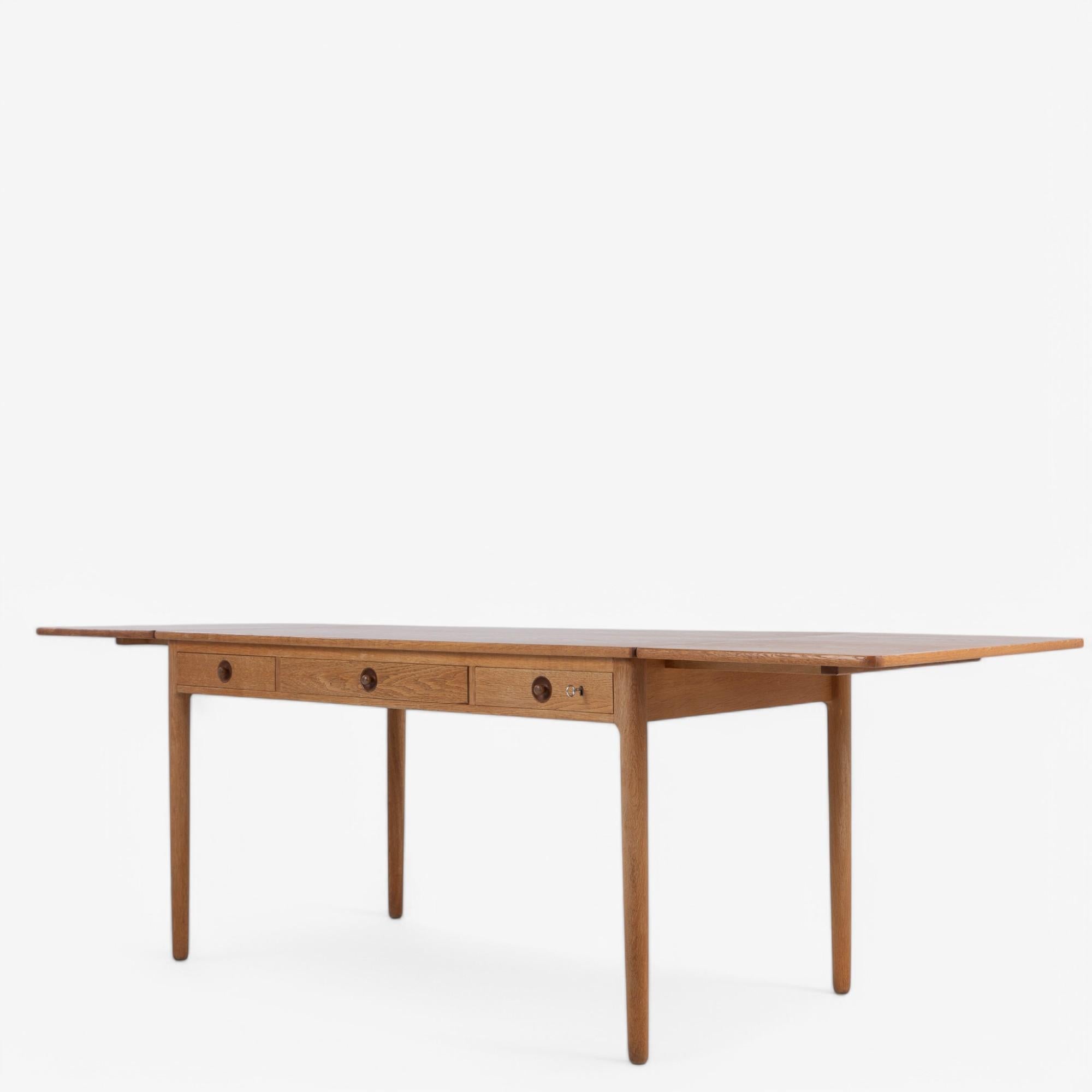Danese AT 305 - Scrivania in oak di Hans J. Wegner in vendita