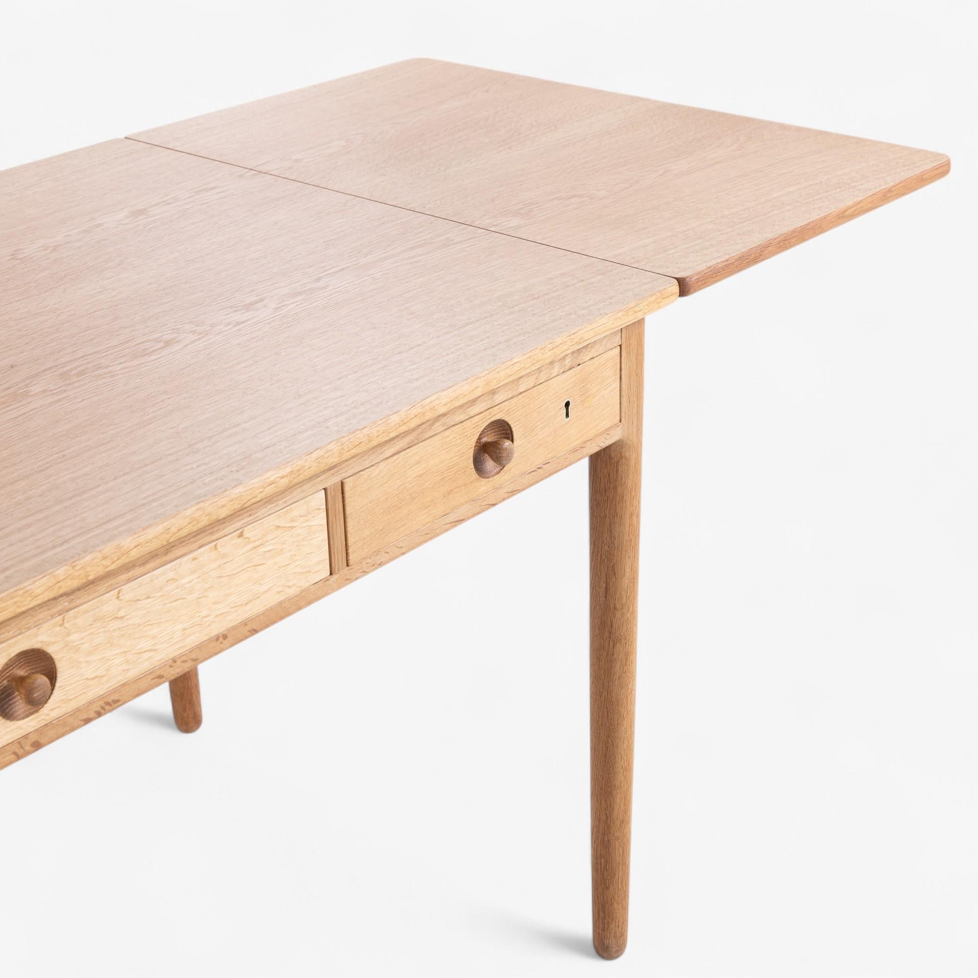 Danois AT 305 - Bureau en chêne de Hans J. Wegner en vente