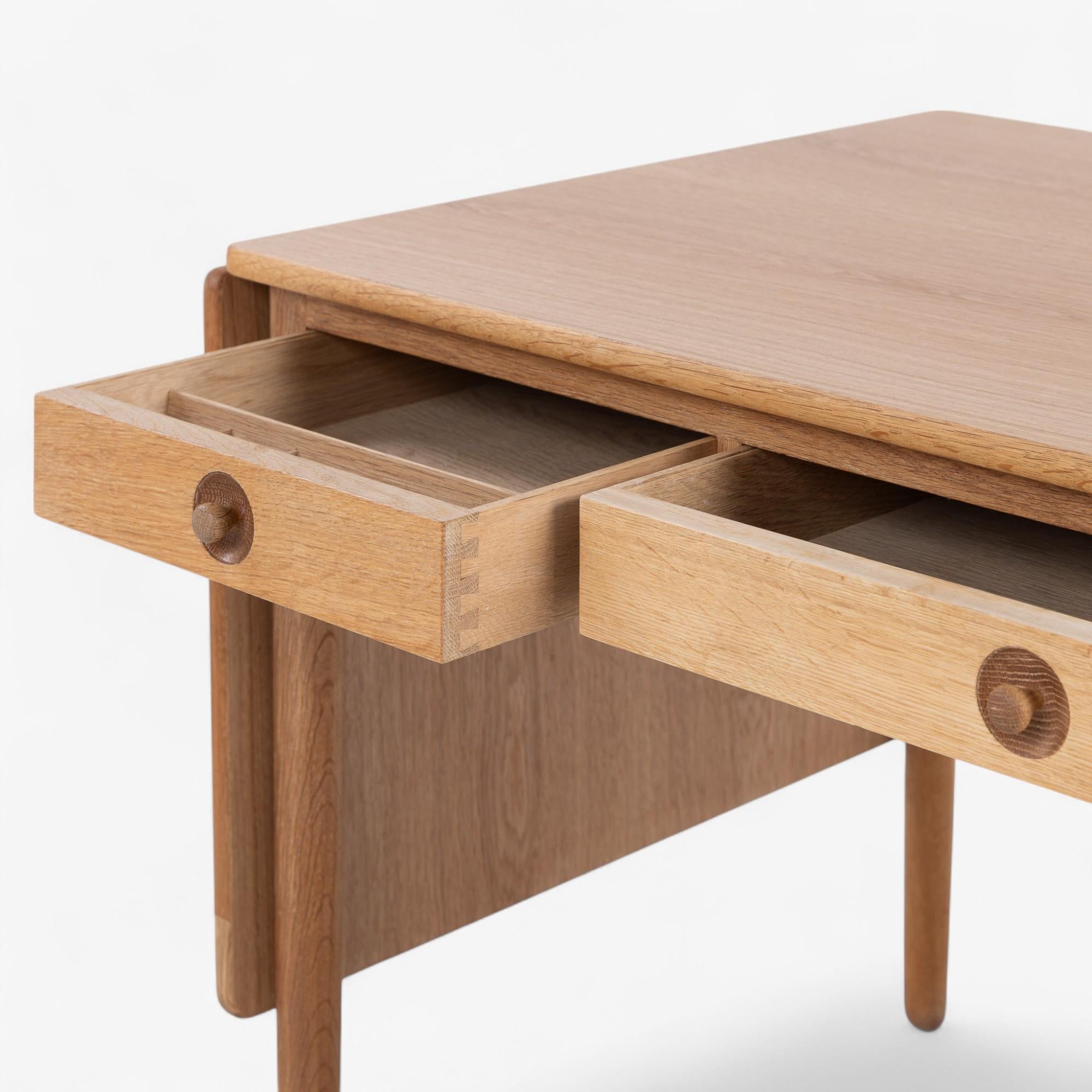 Chêne AT 305 - Bureau en chêne de Hans J. Wegner en vente