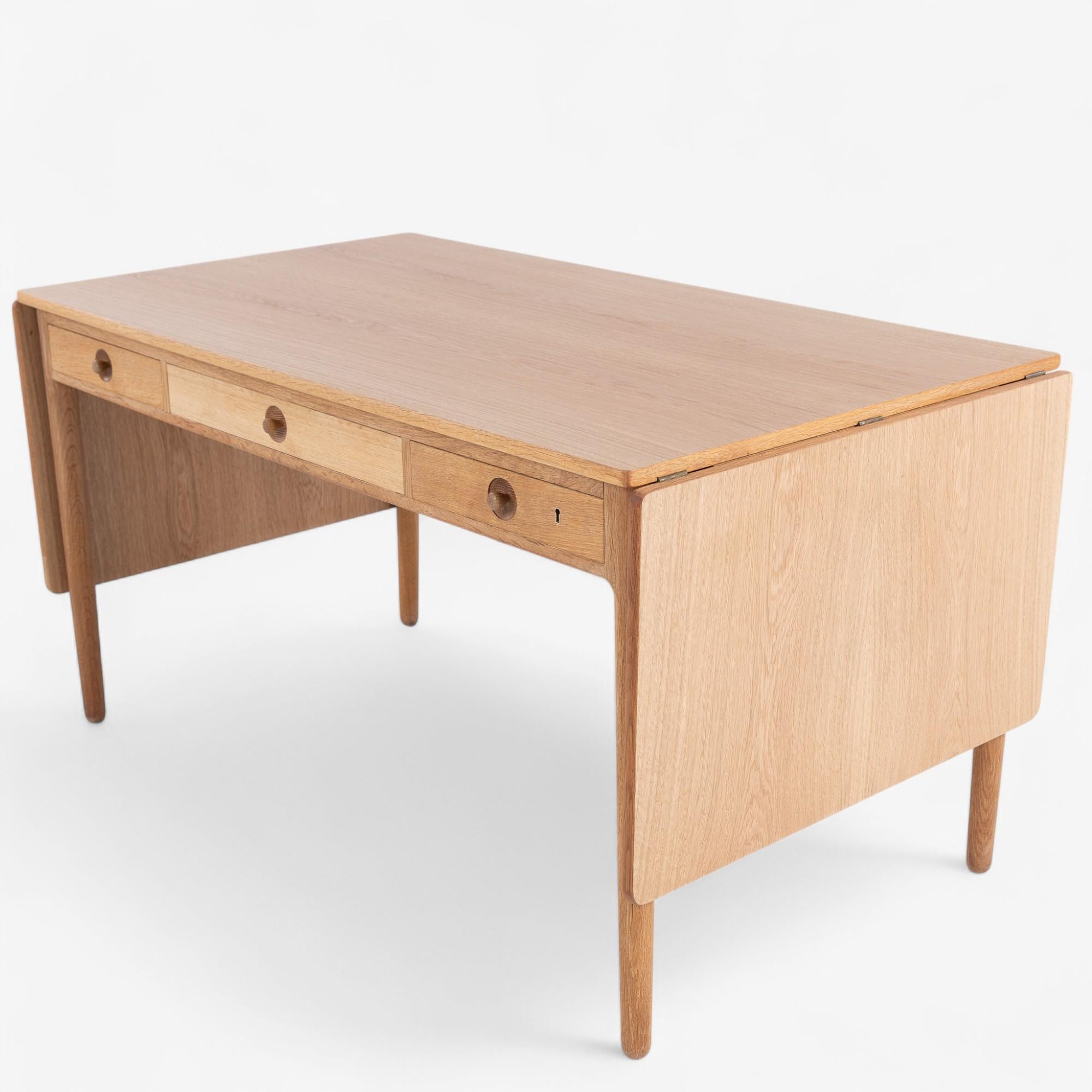 AT 305 - Bureau en chêne de Hans J. Wegner en vente 1