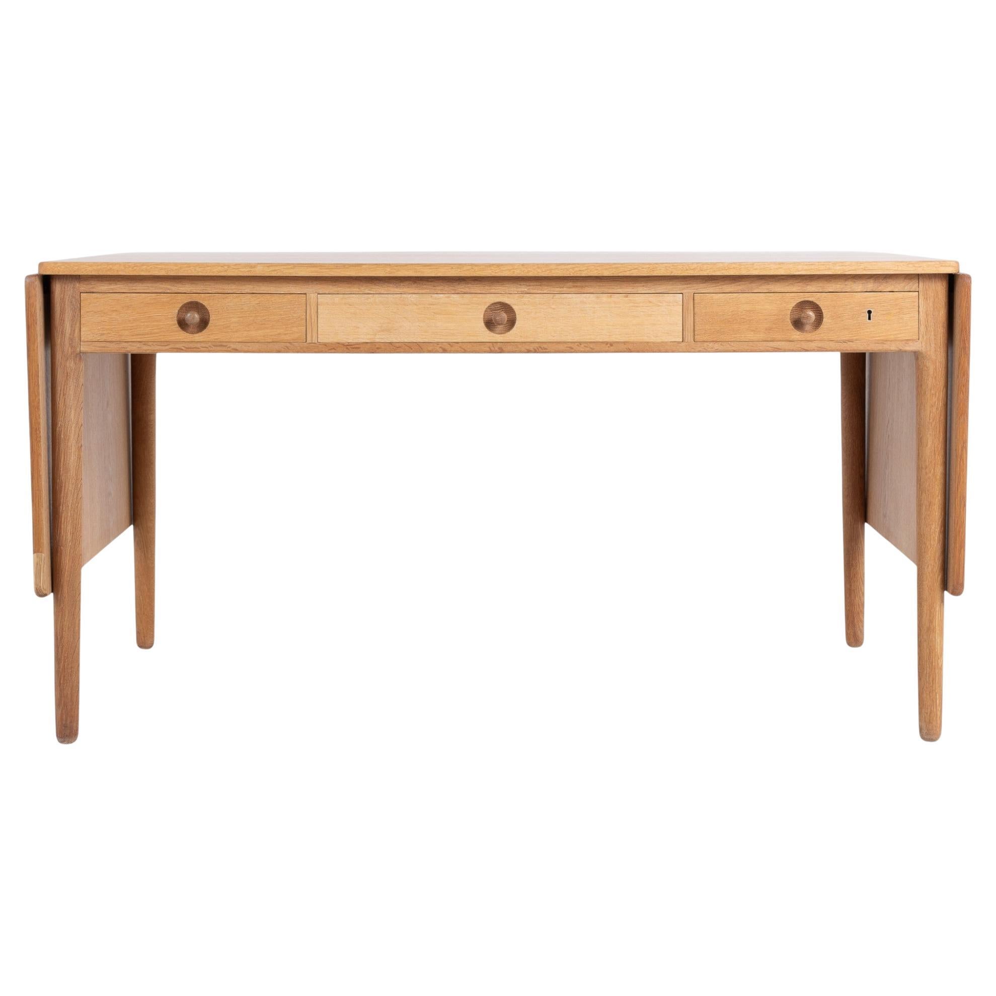 AT 305 - Bureau en chêne de Hans J. Wegner en vente