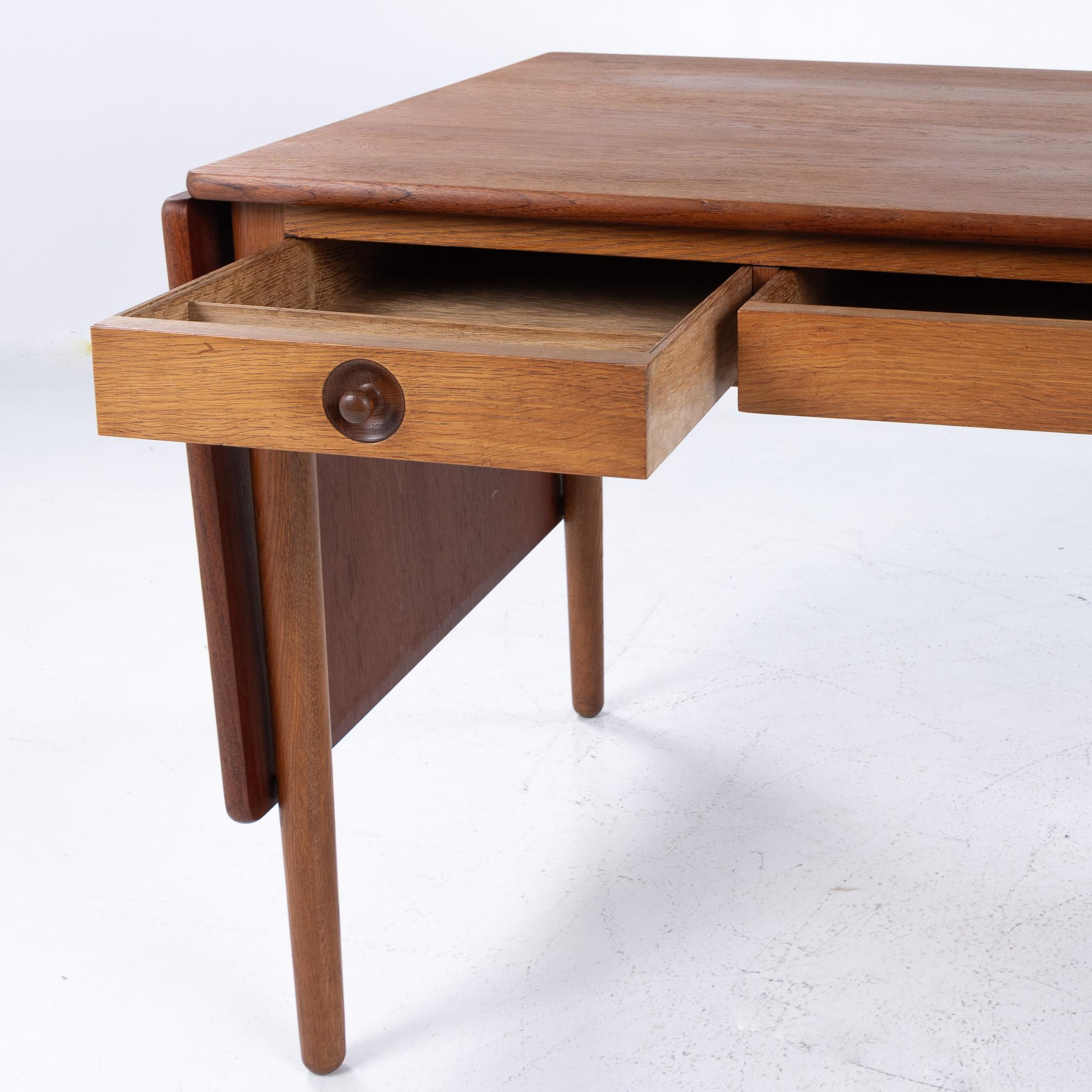 Mid-Century moderno AT 305 - Scrivania in teak e oak di Hans J. Wegner in vendita