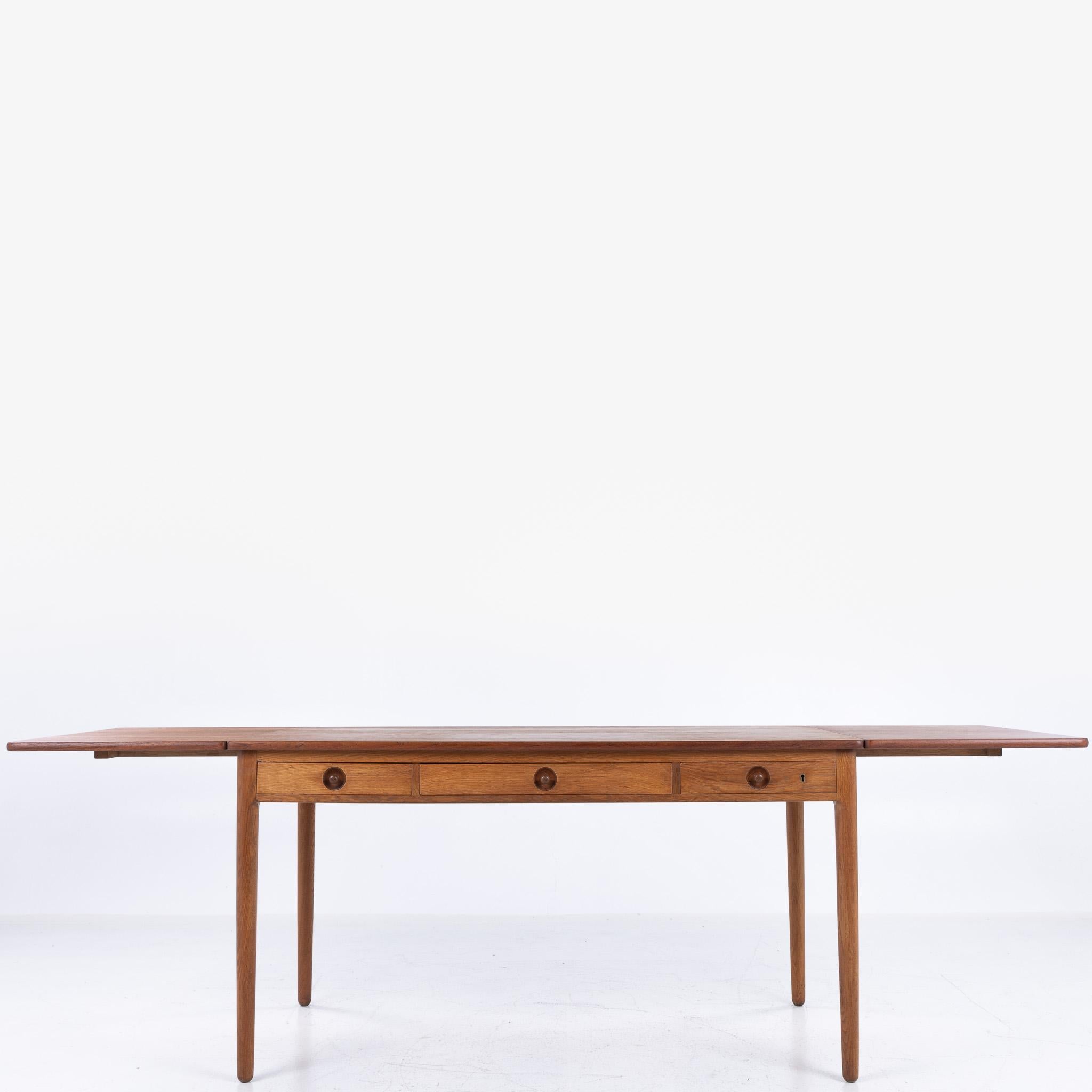 XX secolo AT 305 - Scrivania in teak e oak di Hans J. Wegner in vendita