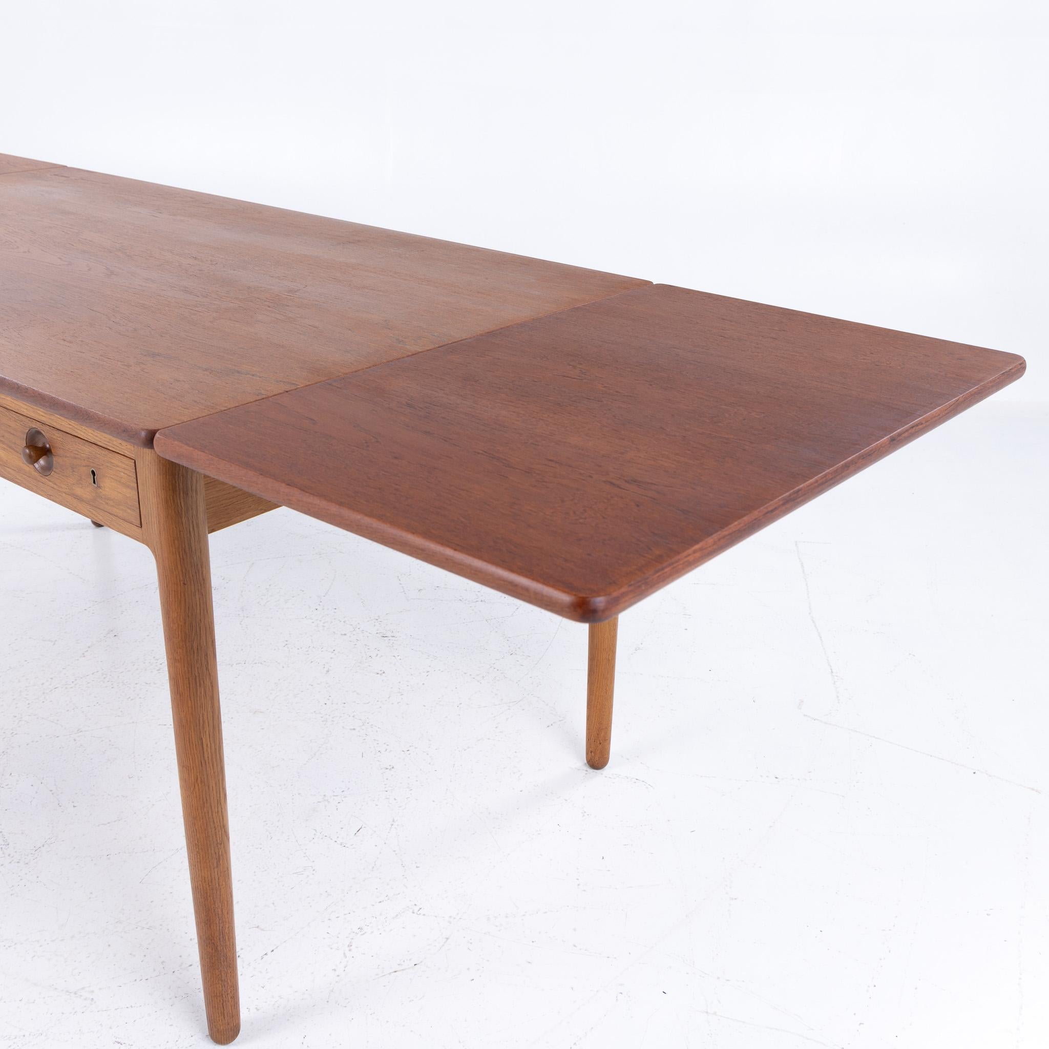 AT 305 - Scrivania in teak e oak di Hans J. Wegner in vendita 1