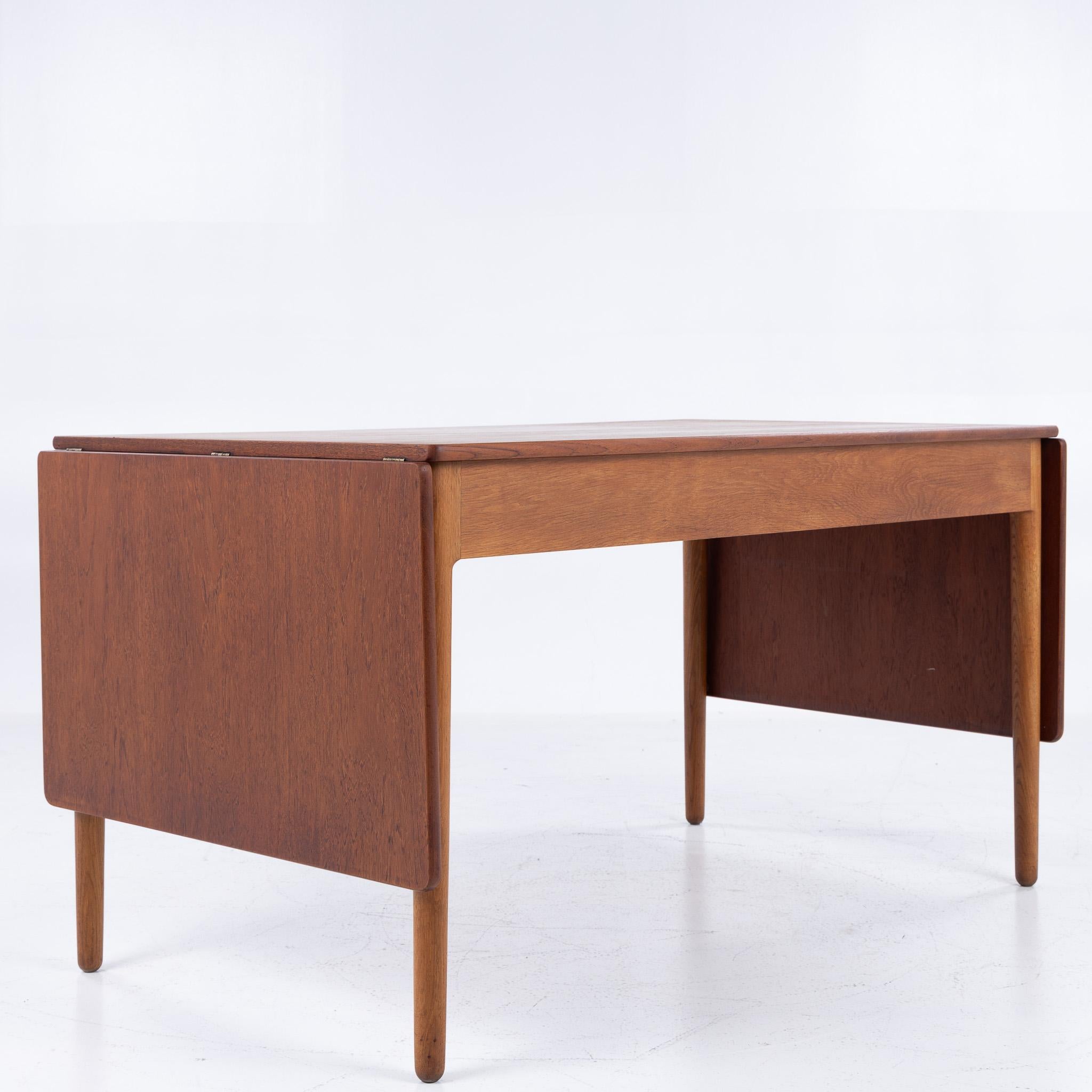 AT 305 - Scrivania in teak e oak di Hans J. Wegner in vendita 2