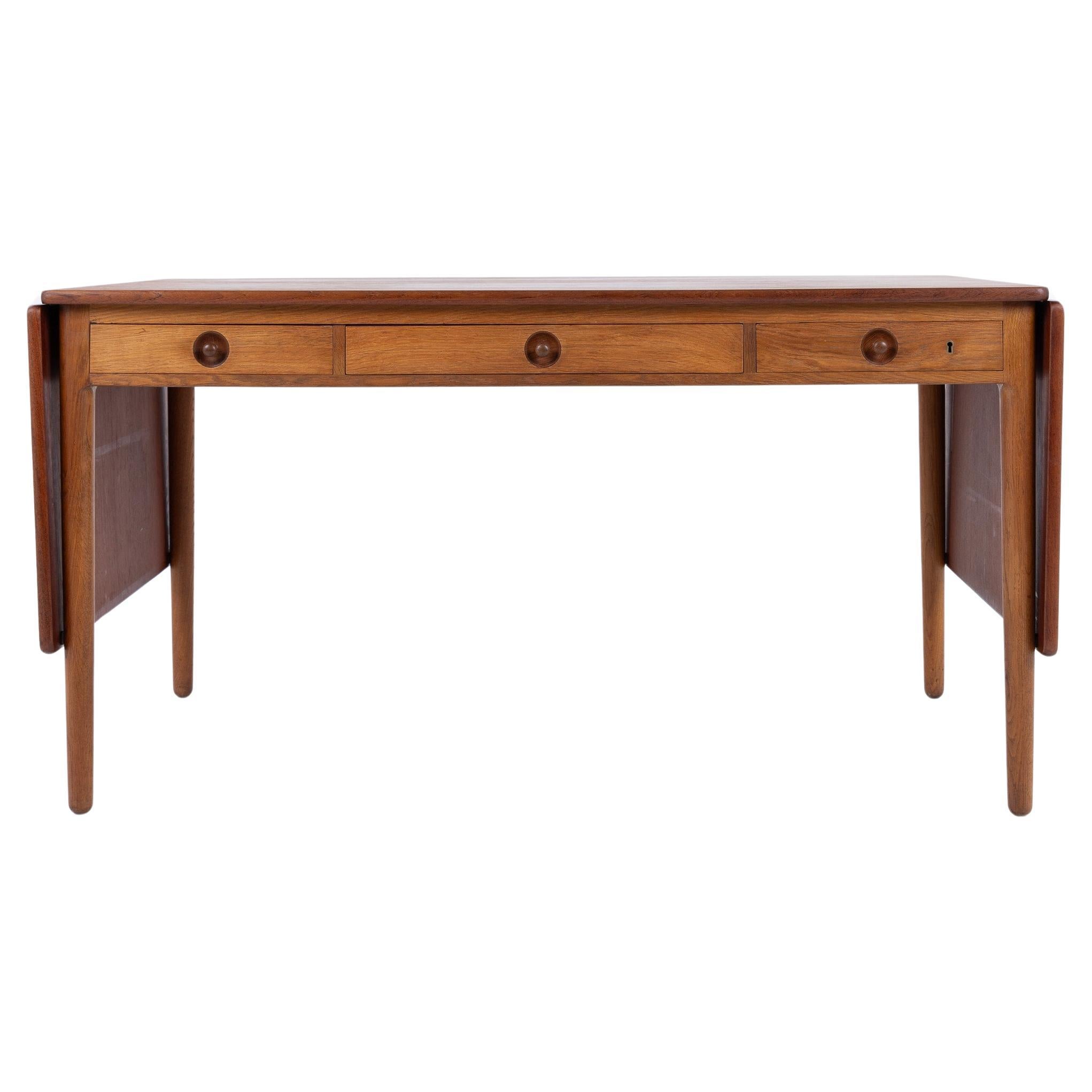 AT 305 - Scrivania in teak e oak di Hans J. Wegner