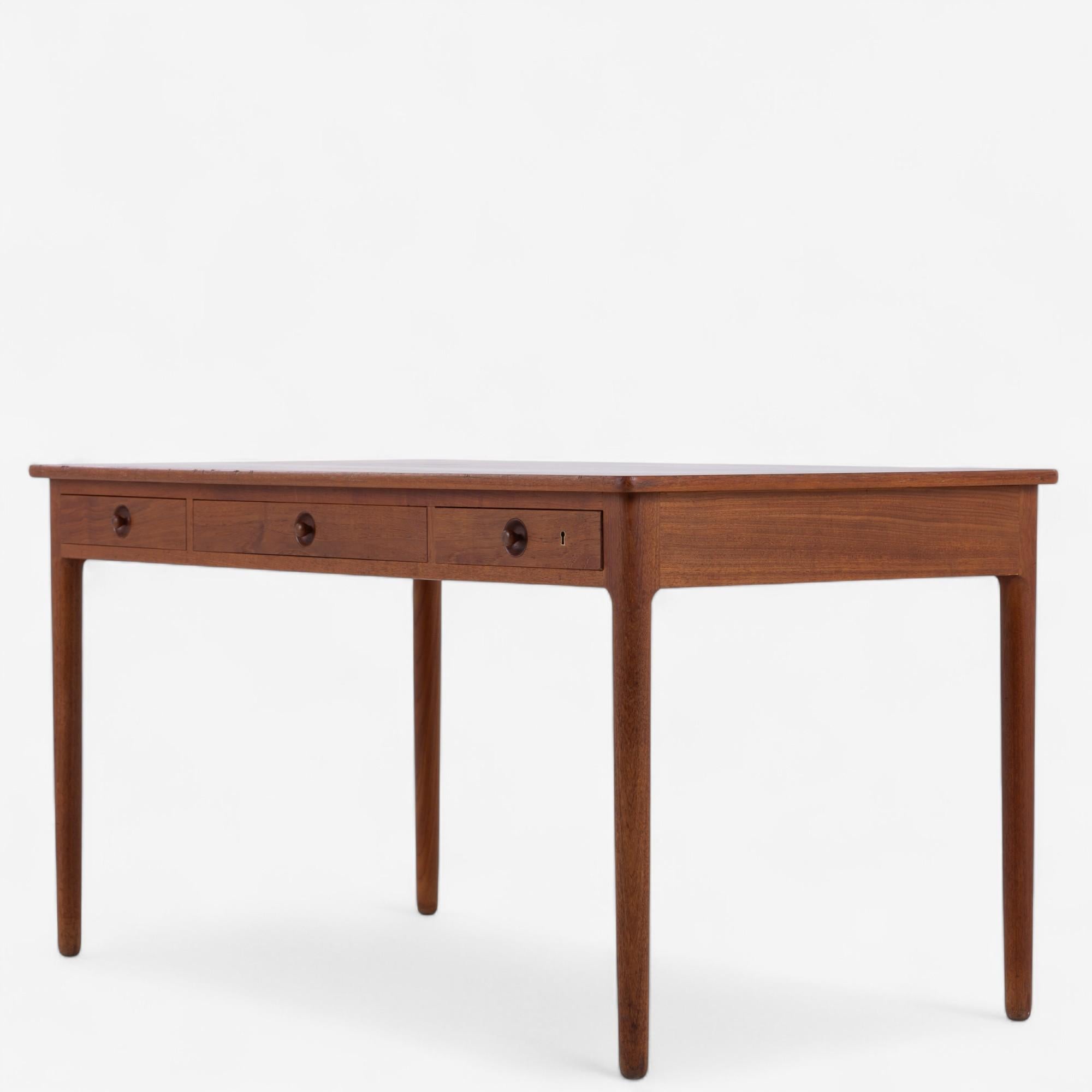 AT 305 - Bureau en teck à trois tiroirs de Hans J. Wegner. Réalisé par Andreas Tuck.