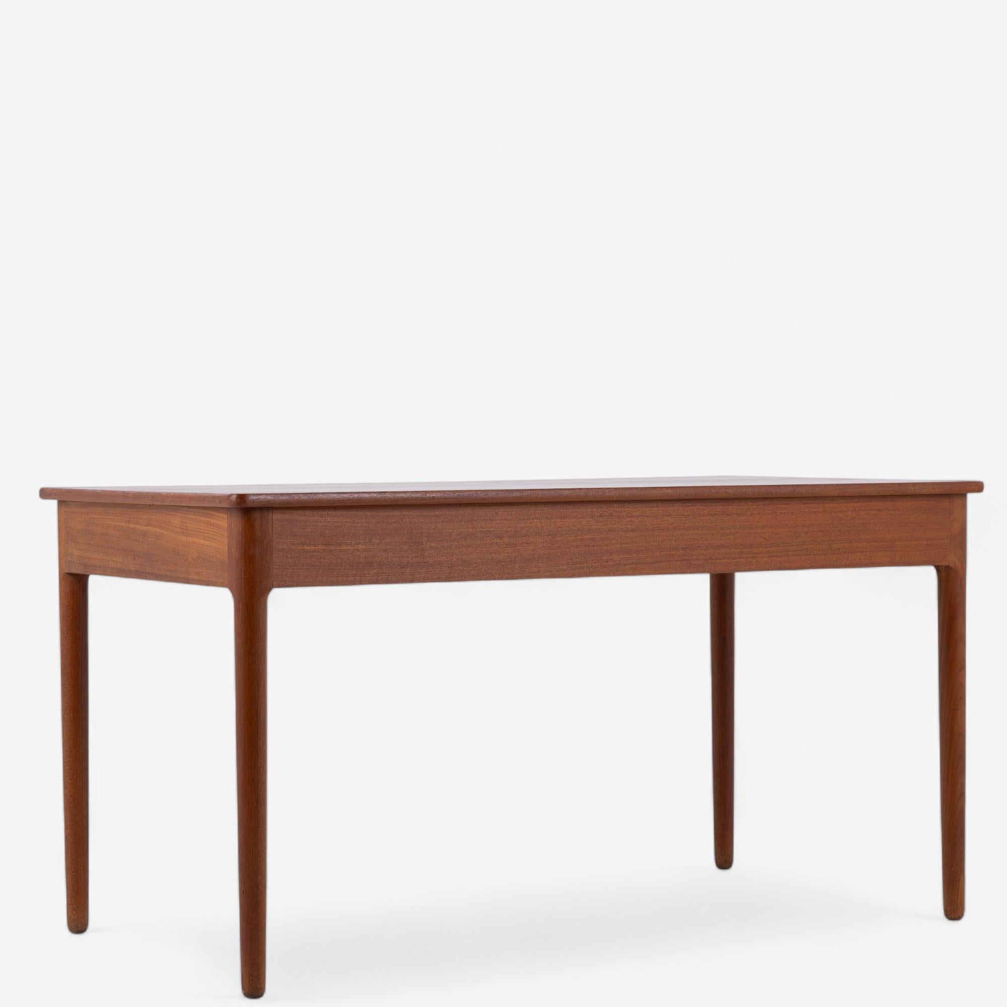 Mid-Century Modern AT 305 - Bureau en teck de Hans J. Wegner en vente