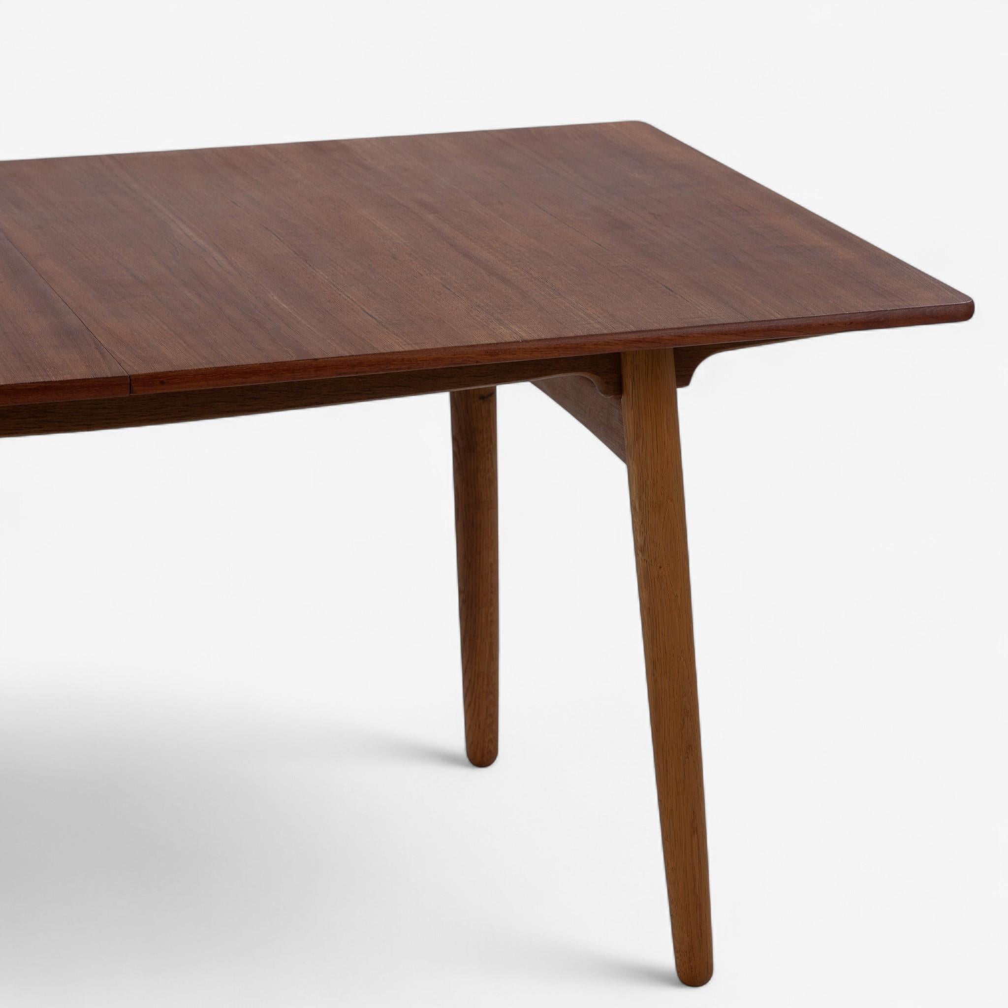 AT 310 - Dining table with extension in teak by Hans J. Wegner Danés en venta