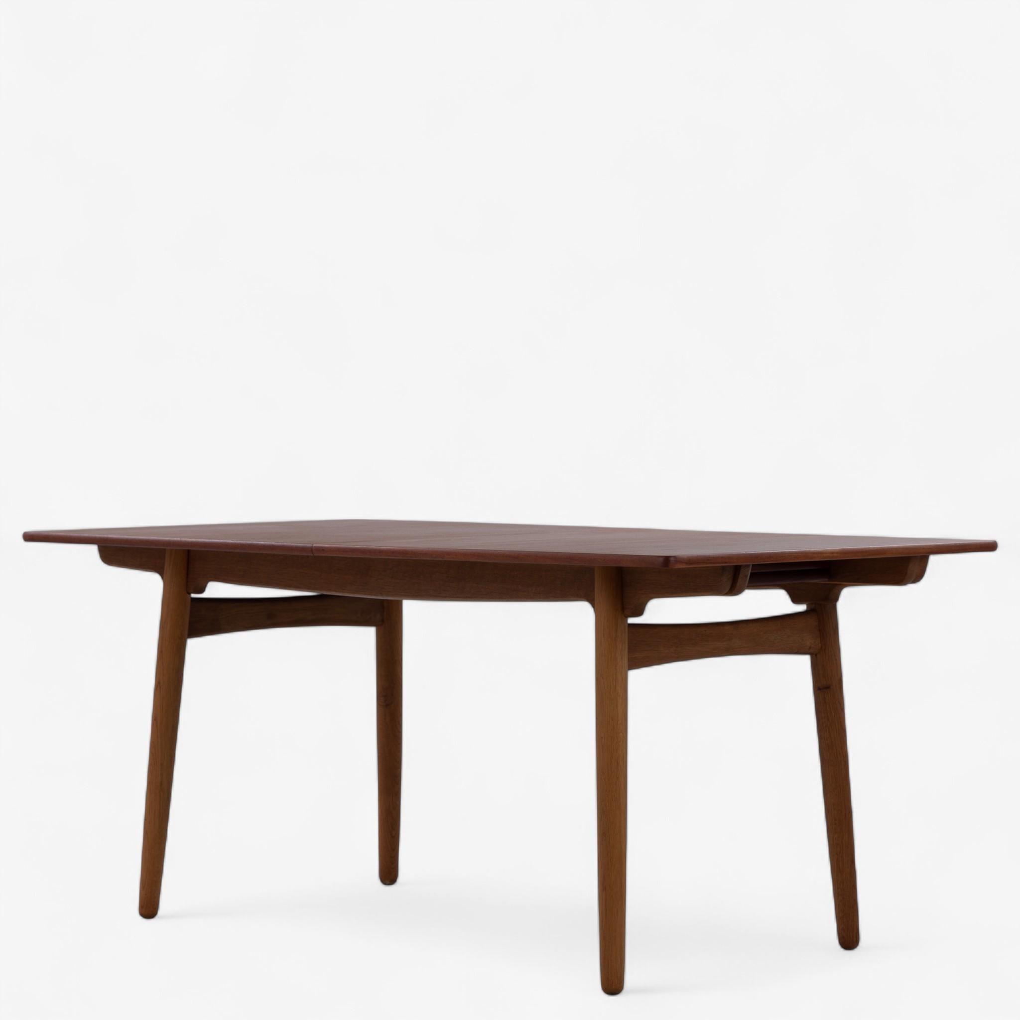 AT 310 - Dining table with extension in teak by Hans J. Wegner siglo XX en venta