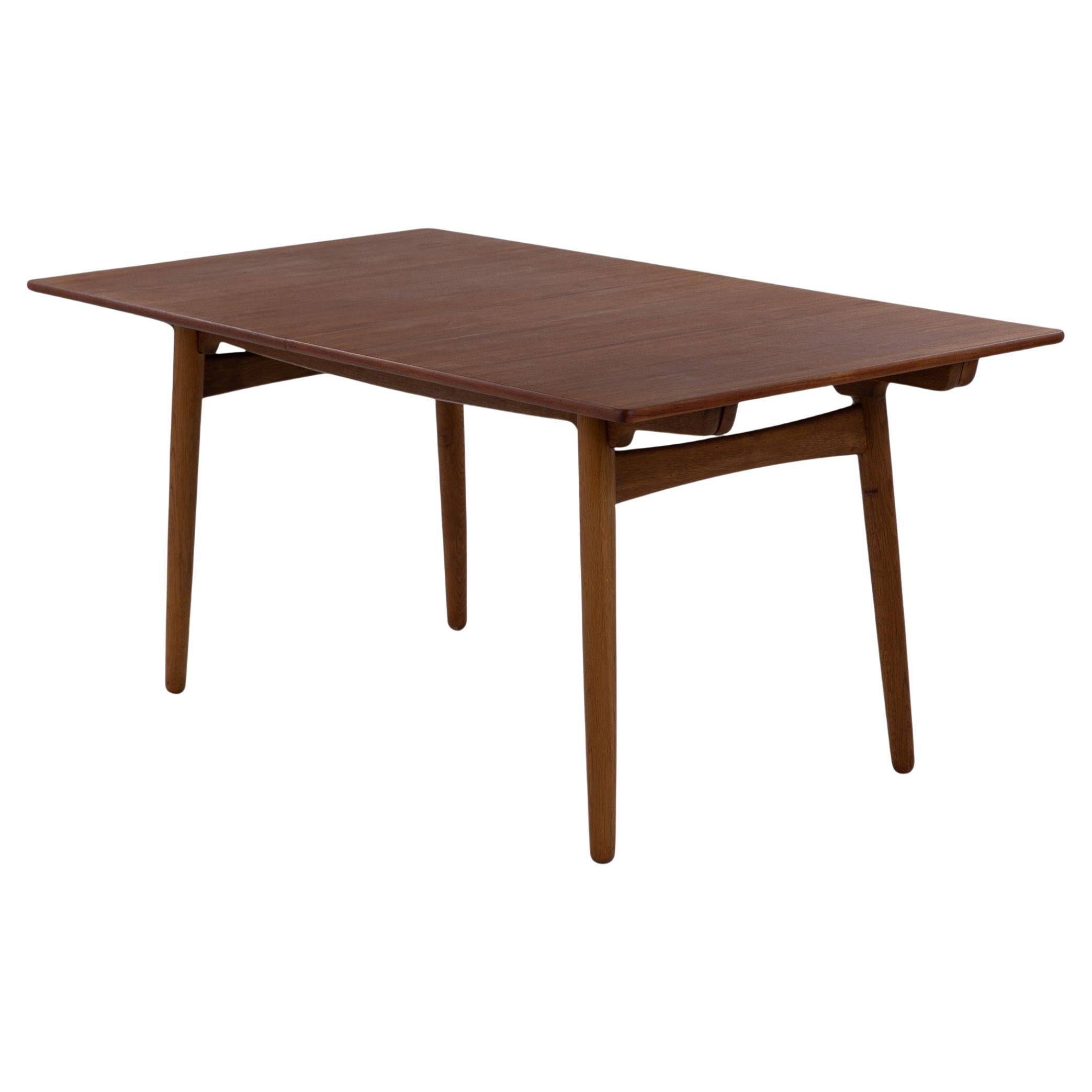 AT 310 - Dining table with extension in teak by Hans J. Wegner en venta