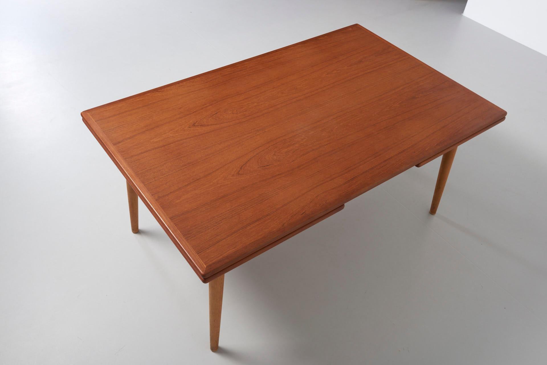 A rare large version of AT-312 dining table for Andreas Tuck by Hans Wegner In Good Condition For Sale In Antwerpen, BE
