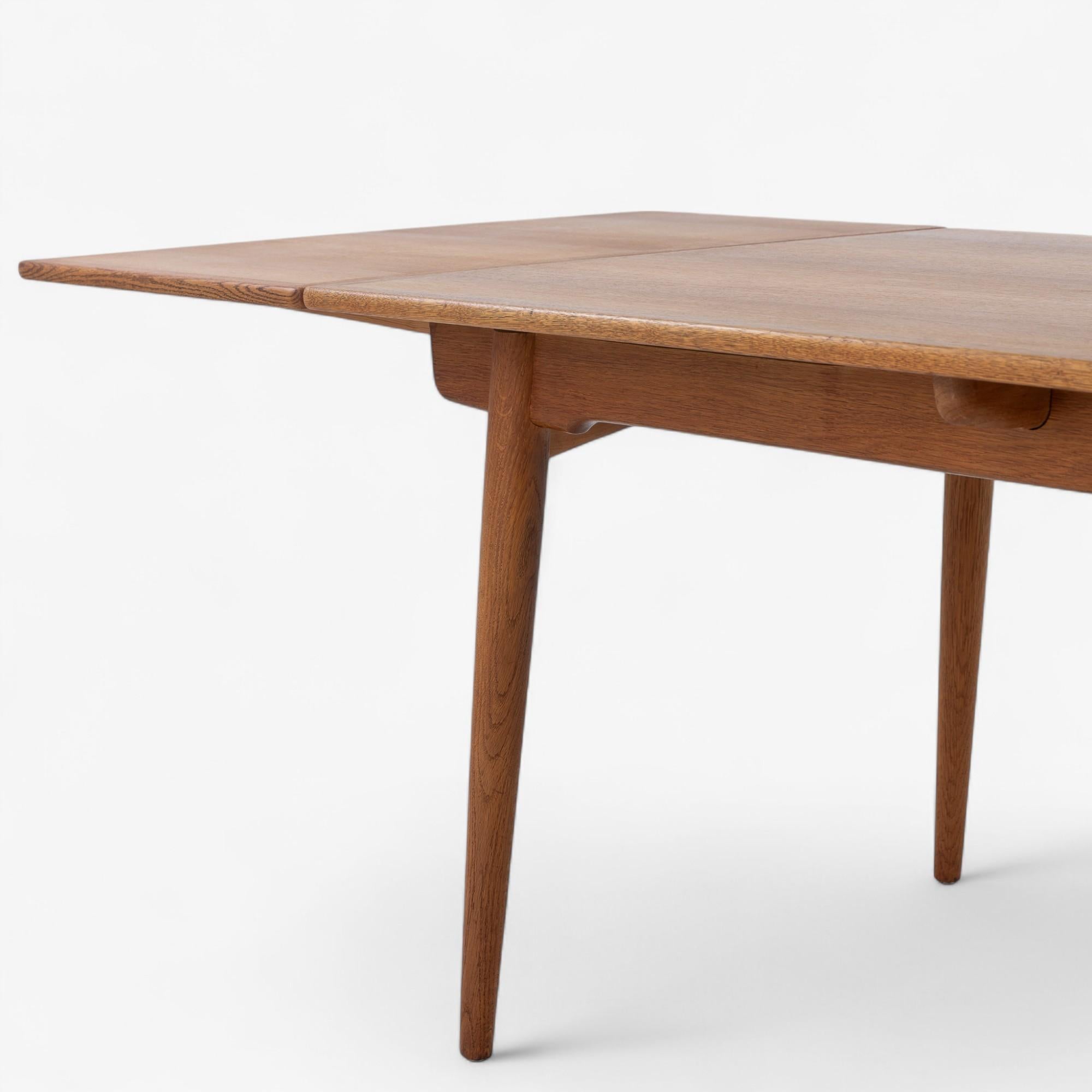 AT 312 - Dining table in oak by Hans J. Wegner For Sale 3