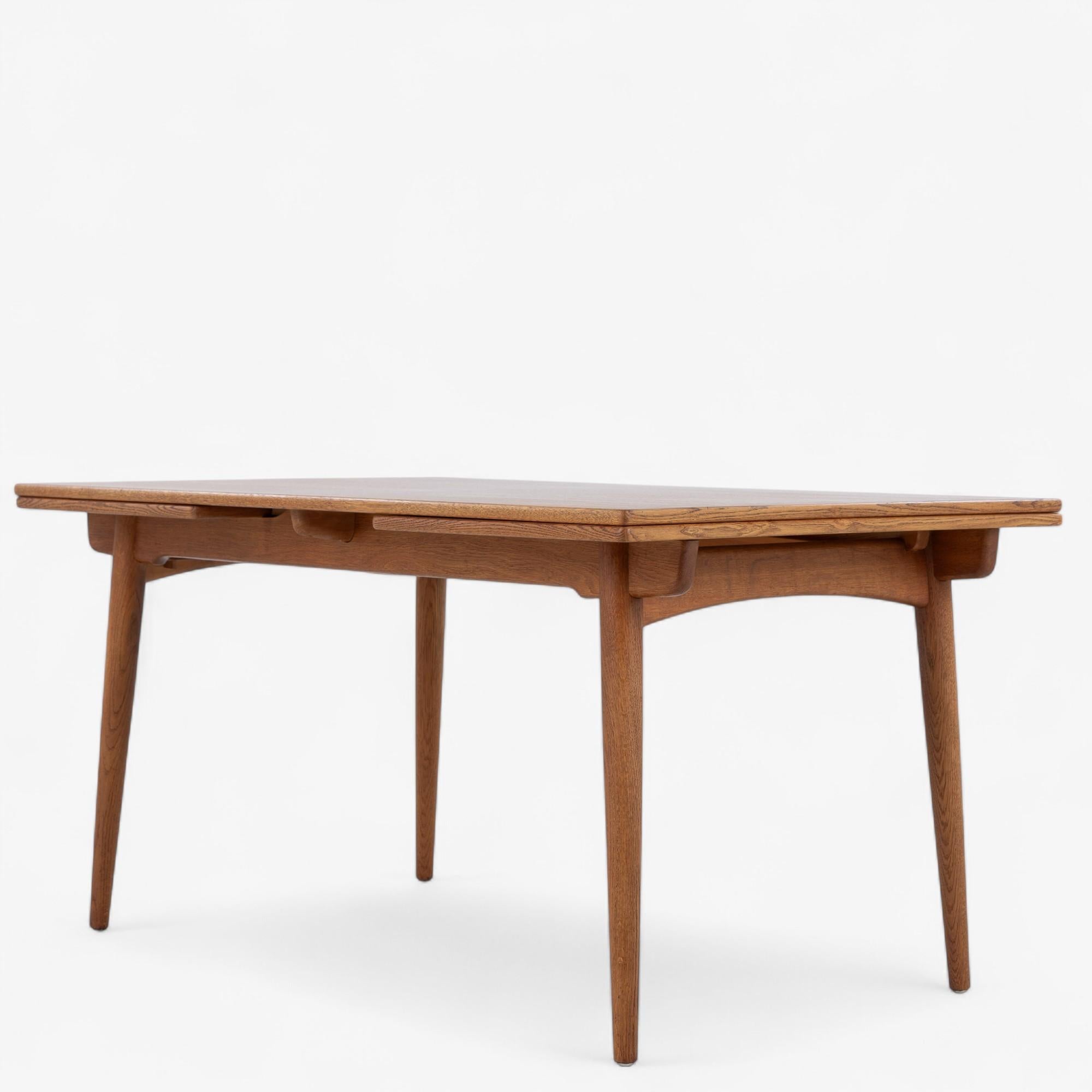 AT 312 - Dining table in oak by Hans J. Wegner For Sale 4