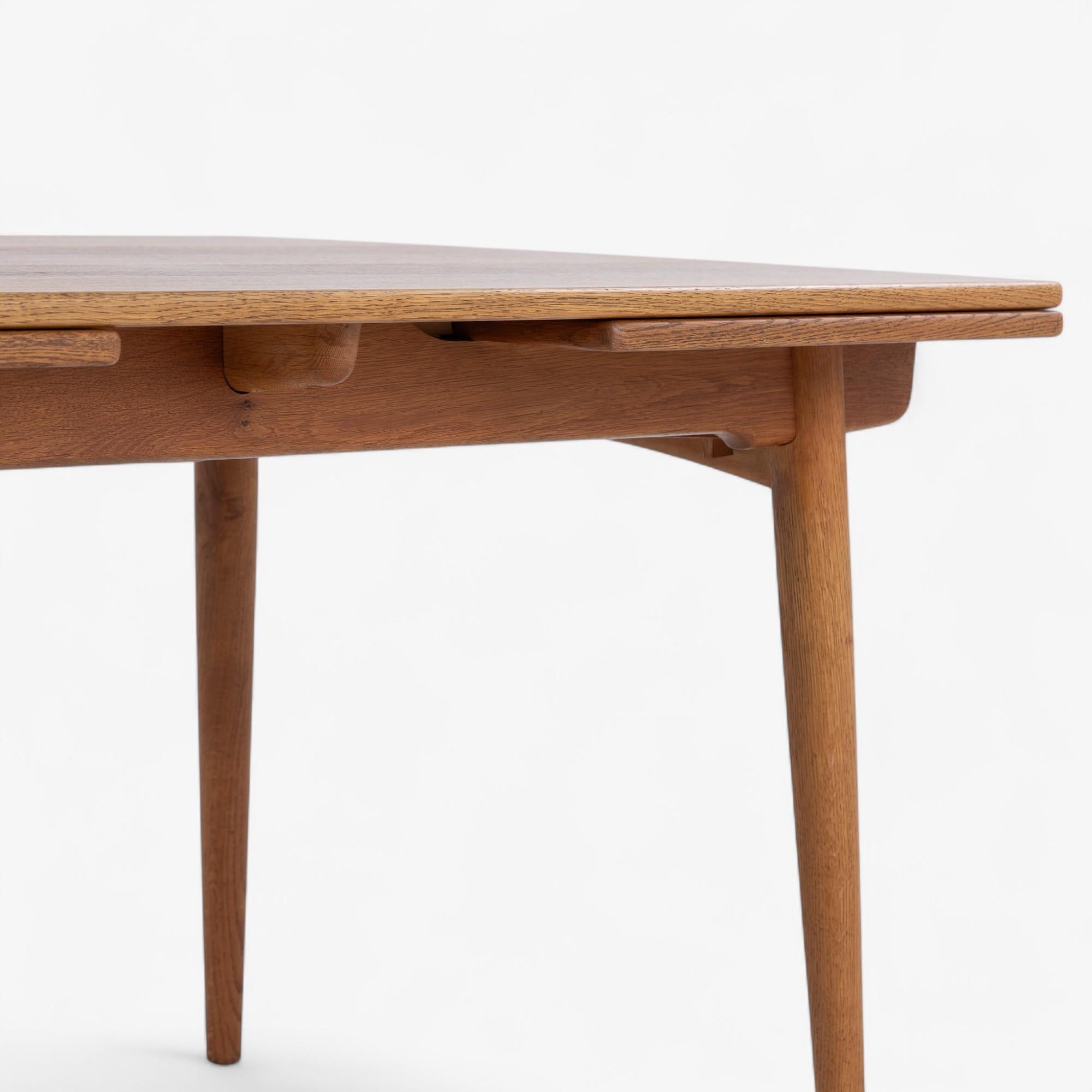 AT 312 - Dining table in oak by Hans J. Wegner For Sale 6