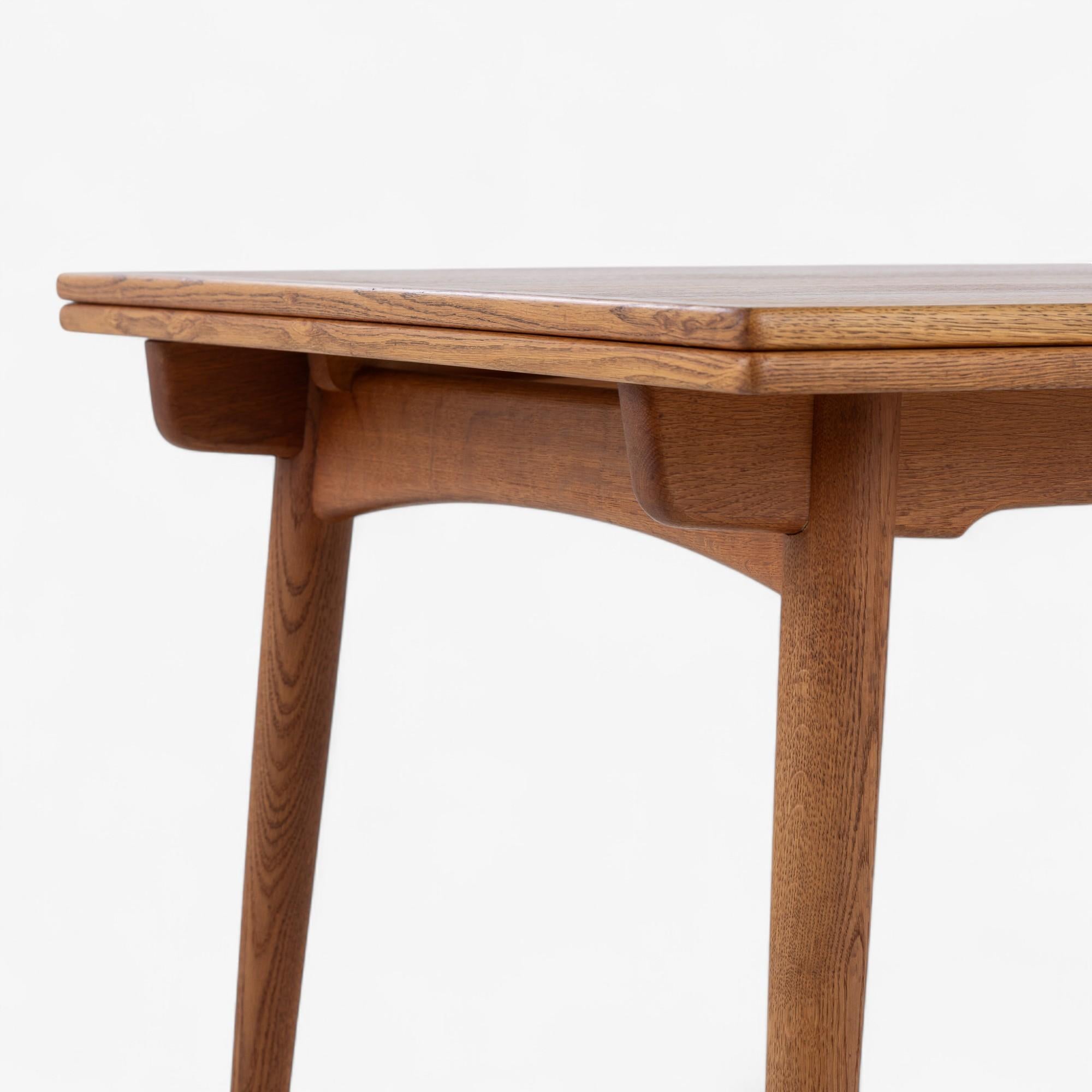 AT 312 - Dining table in oak by Hans J. Wegner For Sale 7