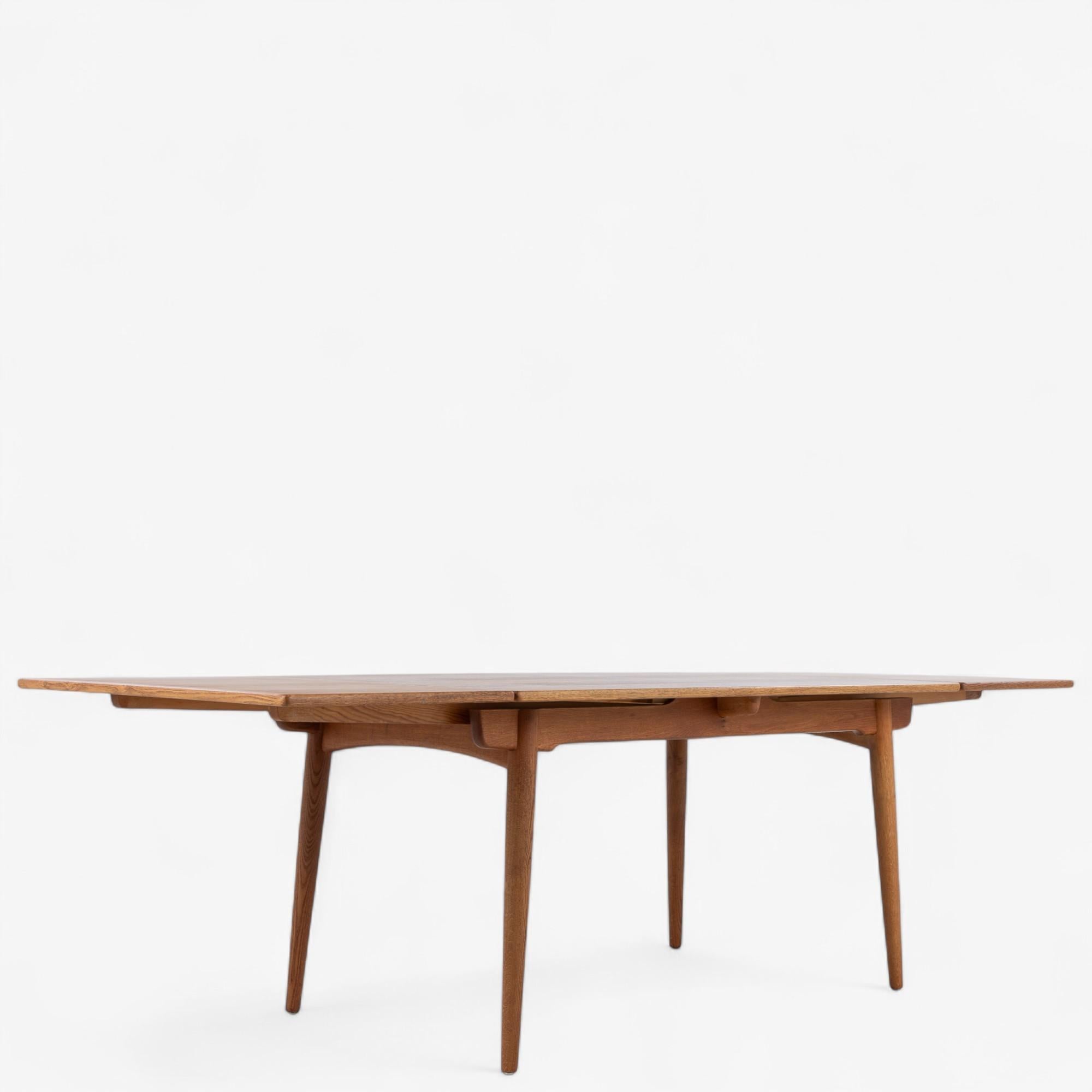 AT 312 - Dining table in oak by Hans J. Wegner For Sale 8