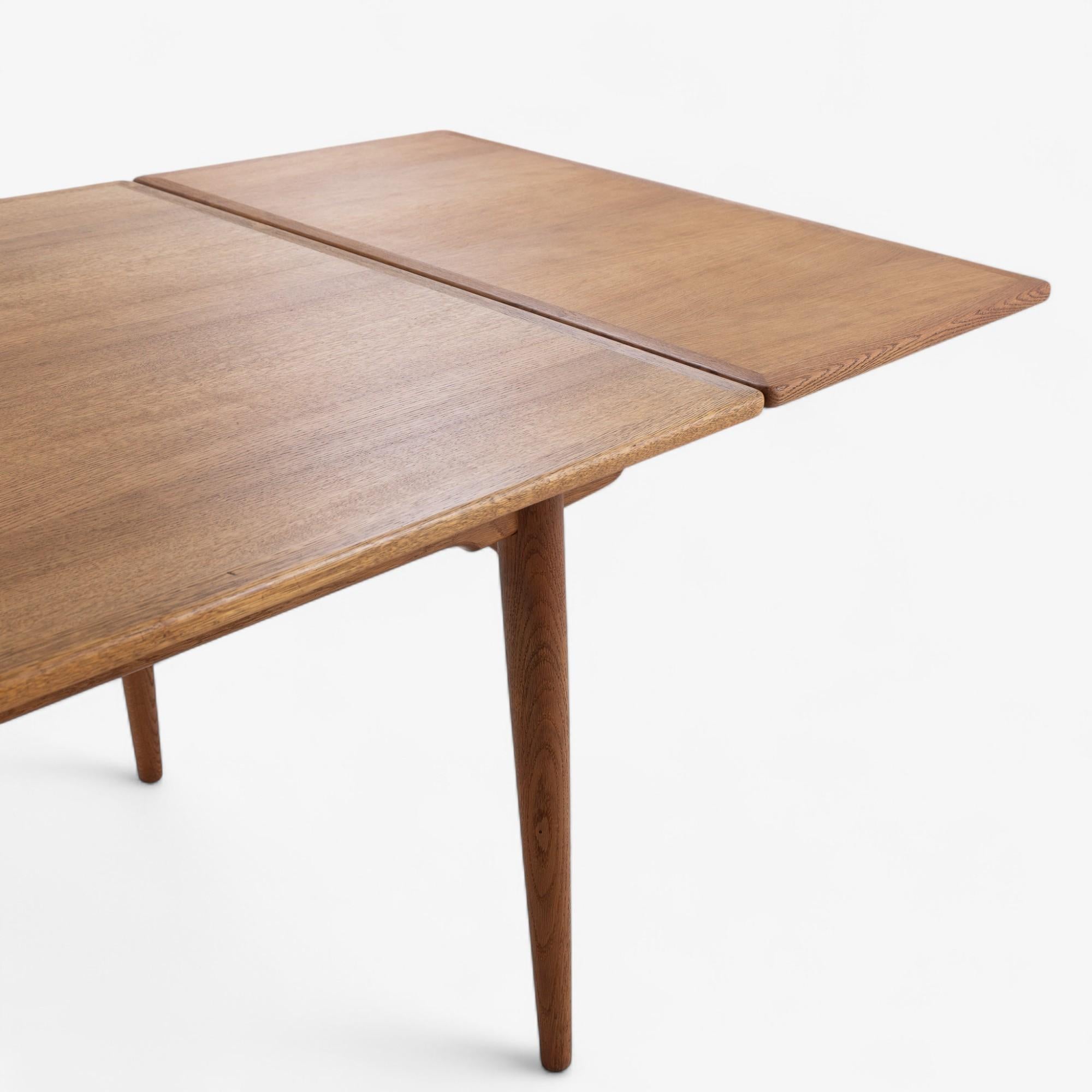 AT 312 - Dining table in oak by Hans J. Wegner In Good Condition For Sale In Copenhagen, DK