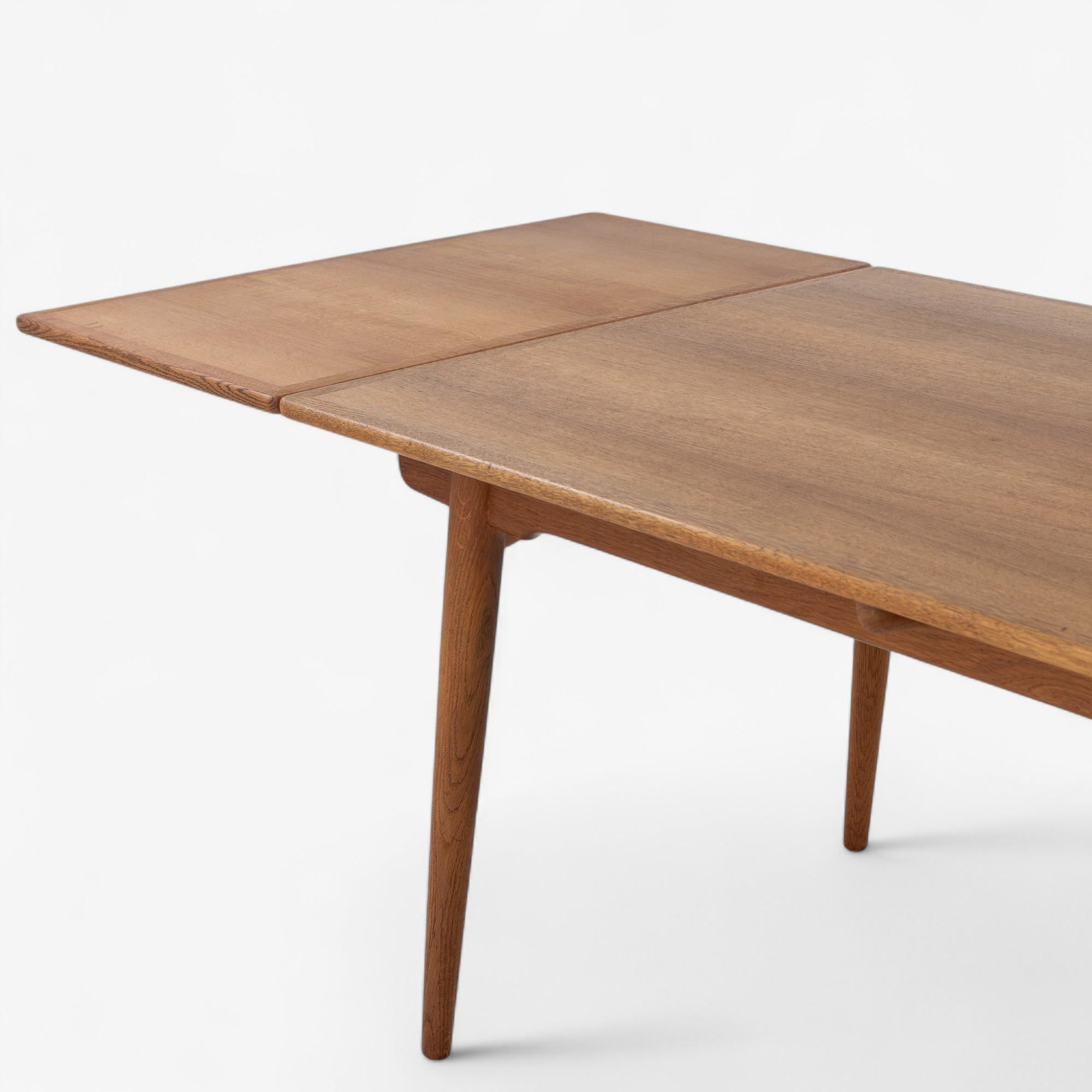 AT 312 - Dining table in oak by Hans J. Wegner For Sale 2