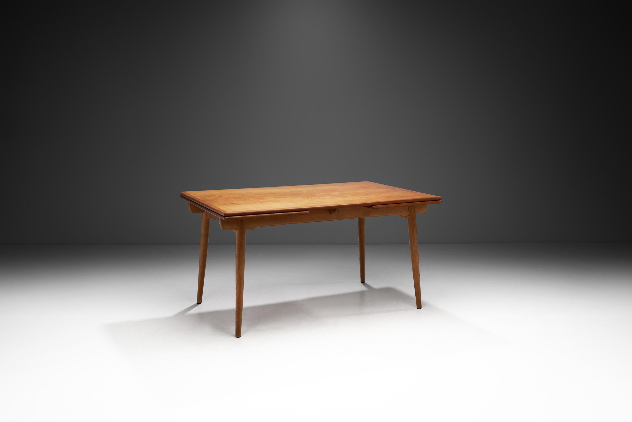 
Tisch „AT-312“ von Hans J. Wegner für Andreas Tuck, Dänemark, 1950er Jahre (Mitte des 20. Jahrhunderts) im Angebot