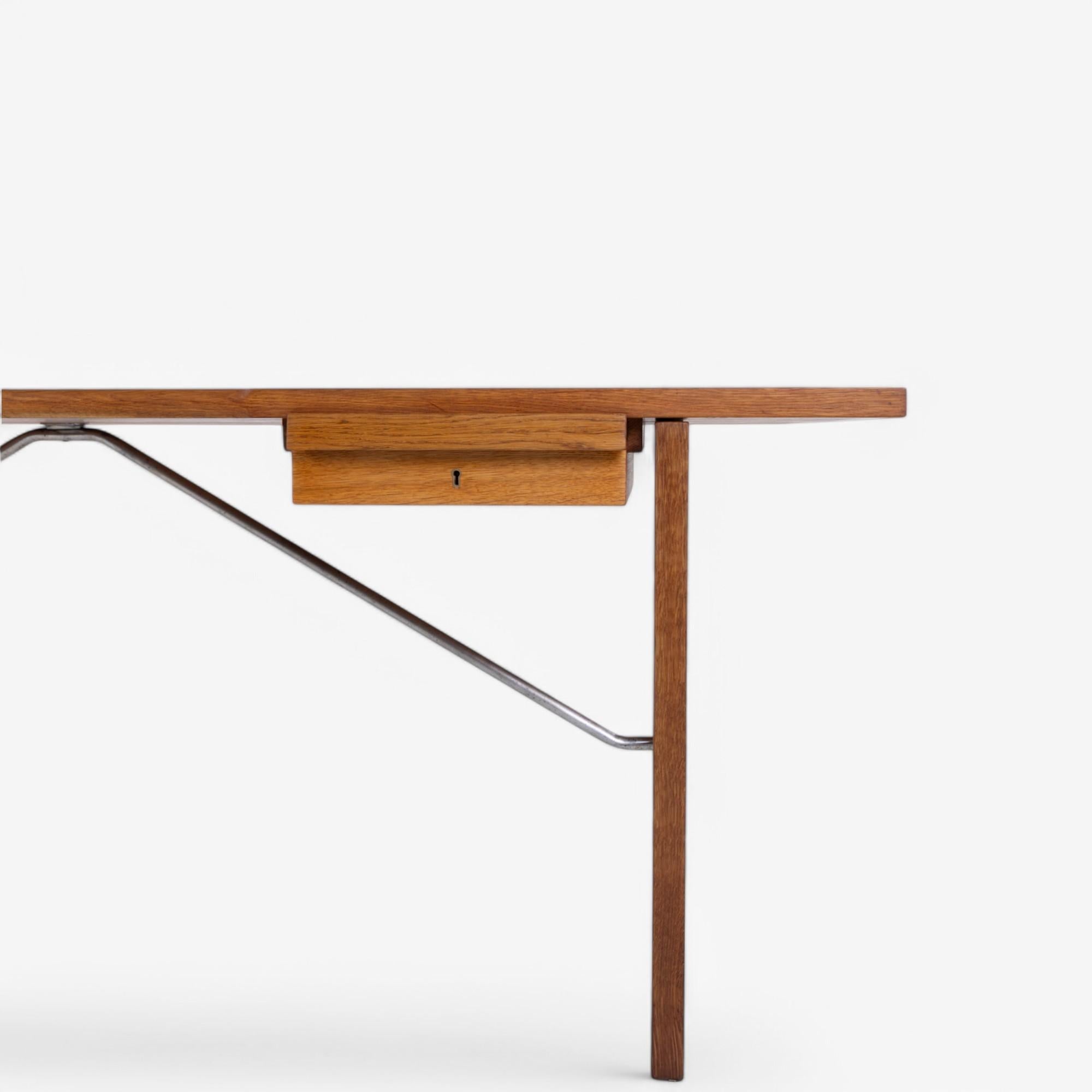 Mid-Century Modern AT 325A - Desk in oak by Hans J. Wegner For Sale