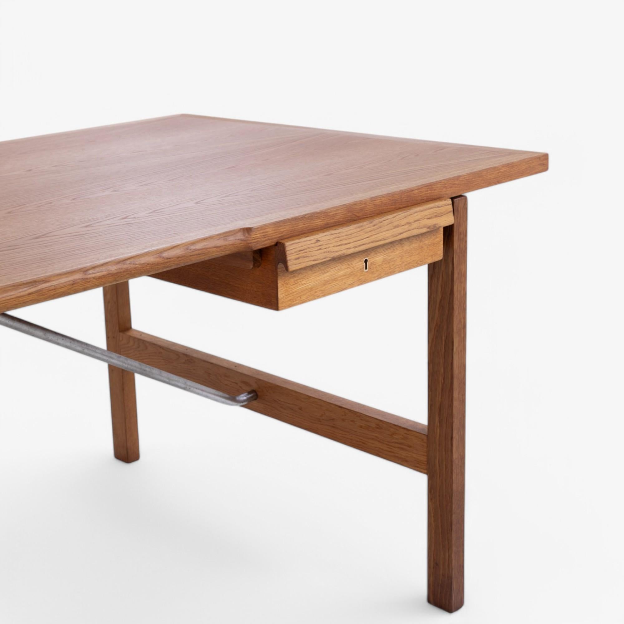 Danish AT 325A - Desk in oak by Hans J. Wegner For Sale