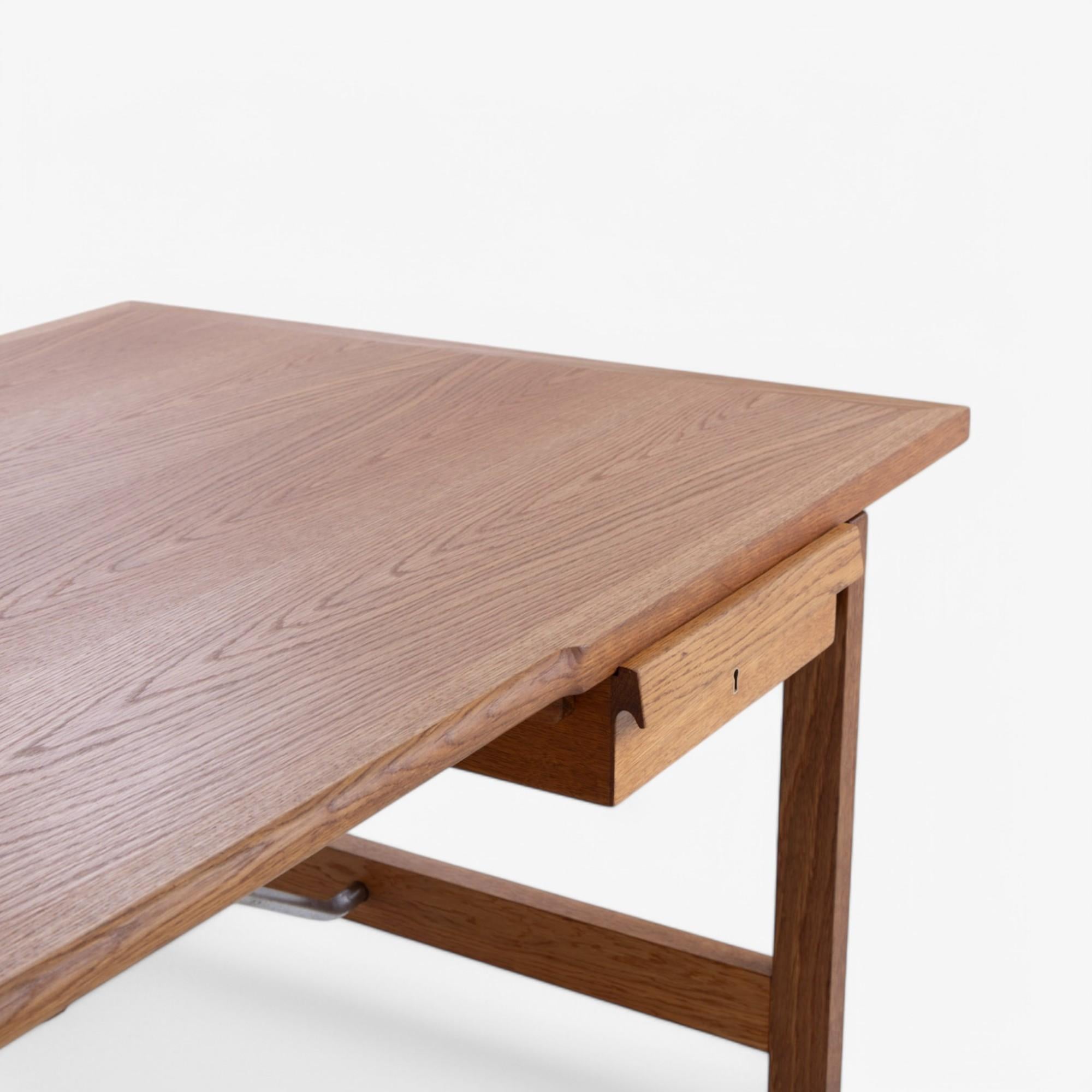 AT 325A - Desk in oak by Hans J. Wegner In Good Condition For Sale In Copenhagen, DK