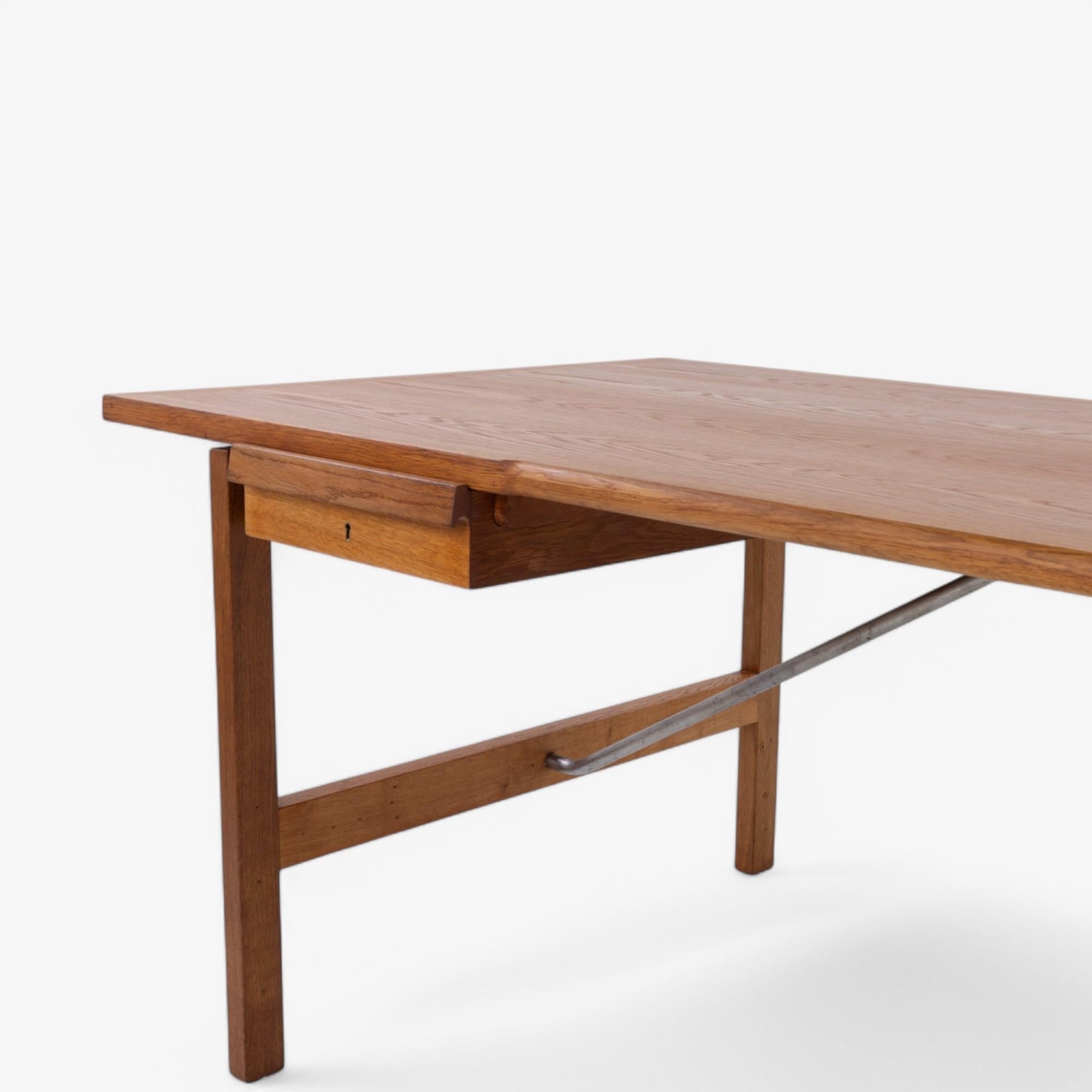 Oak AT 325A - Desk in oak by Hans J. Wegner For Sale