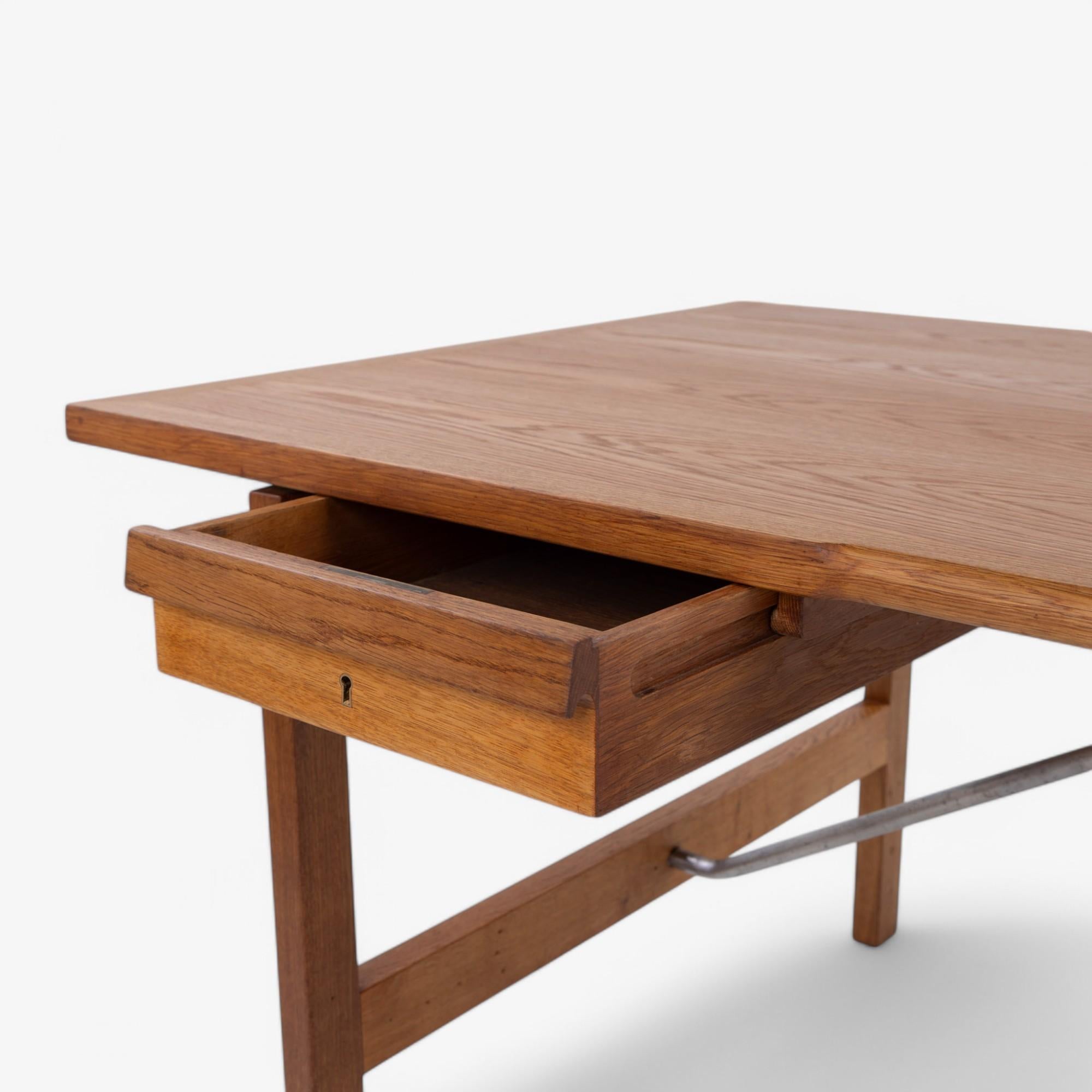 AT 325A - Desk in oak by Hans J. Wegner For Sale 1