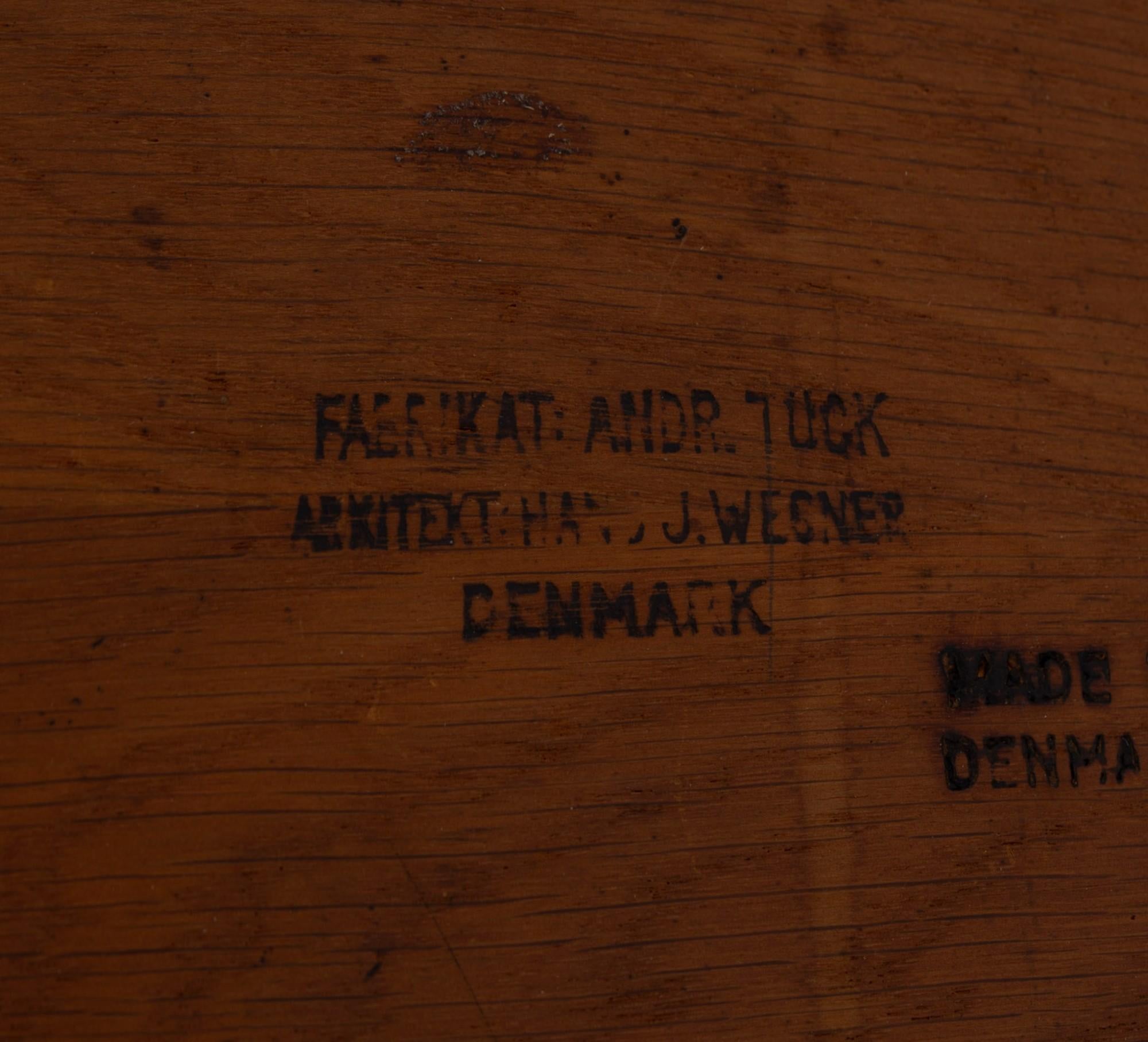AT 325A - Desk in oak by Hans J. Wegner For Sale 2