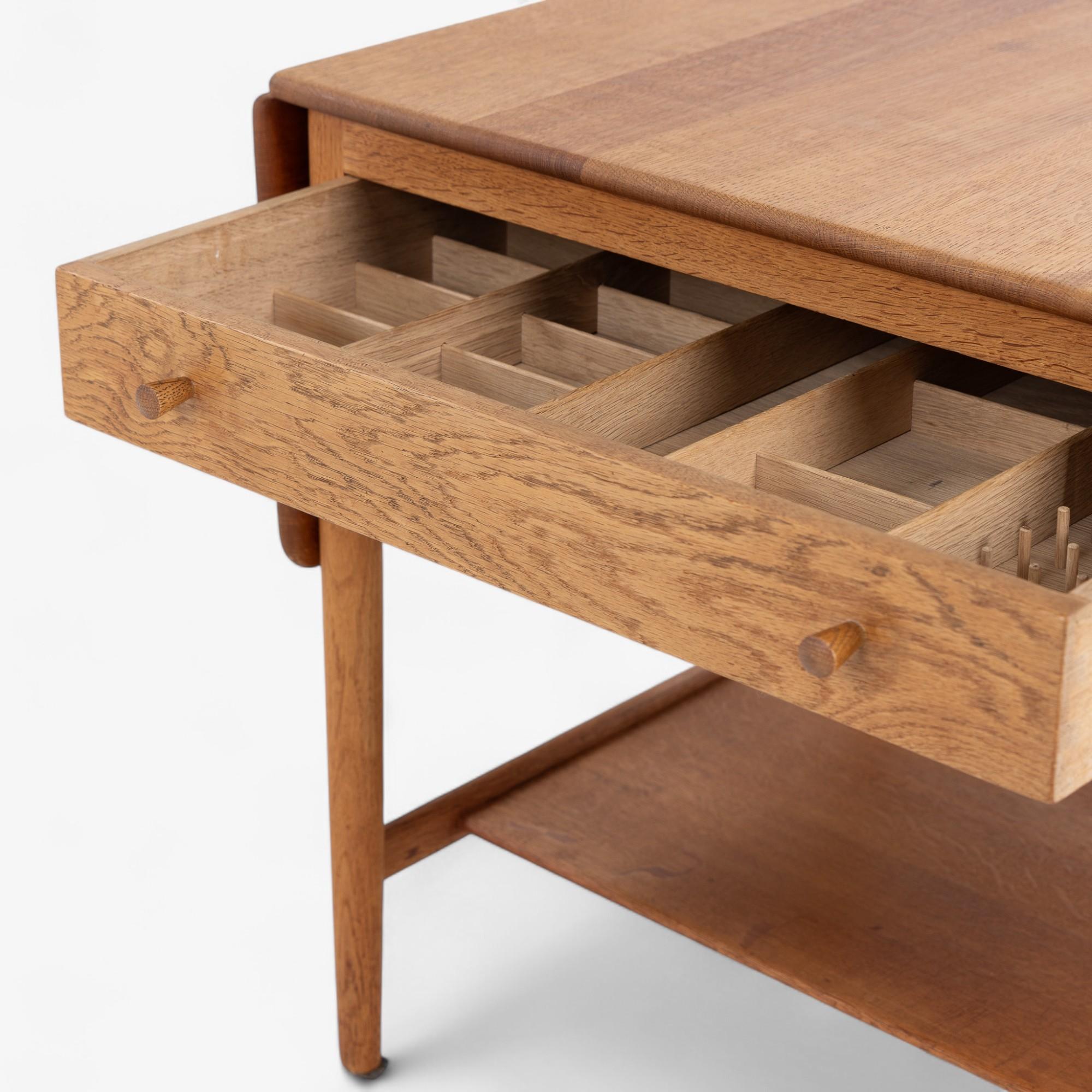 AT 33 - Table de couture en chêne, Hans J. Wegner en vente 5