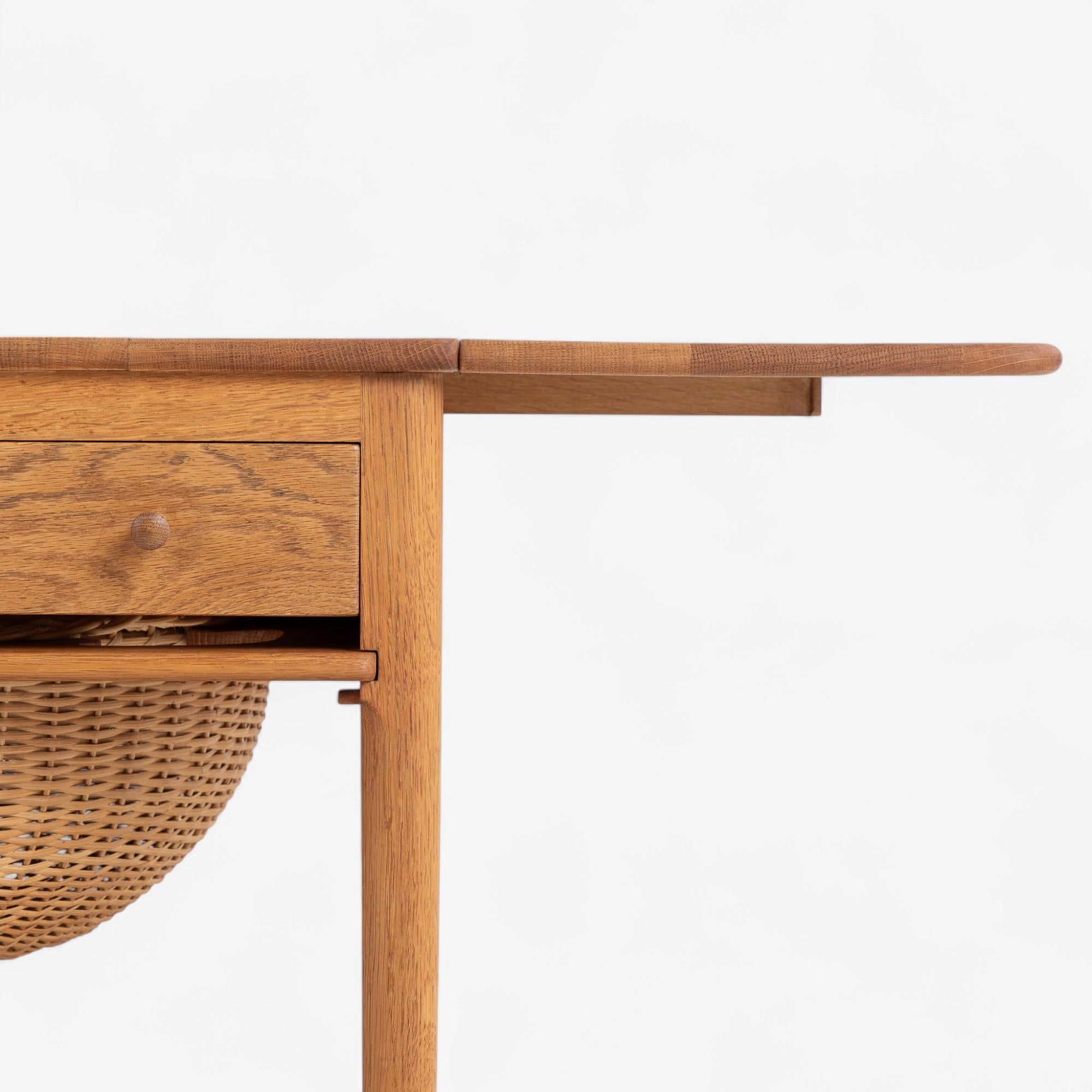 20ième siècle AT 33 - Table de couture en chêne, Hans J. Wegner en vente