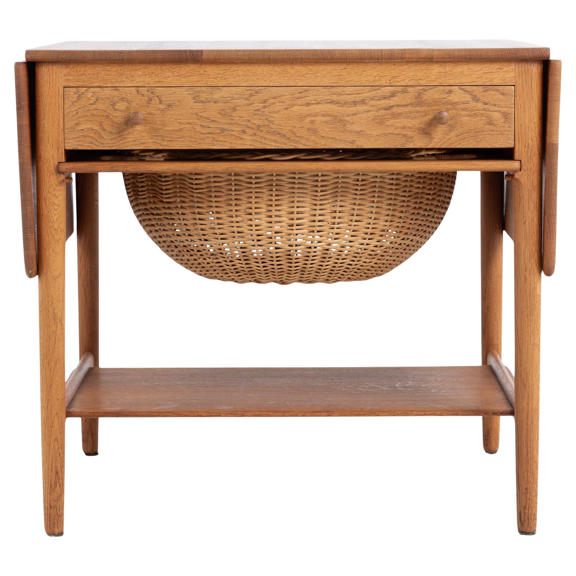 AT 33 - Table de couture en chêne, Hans J. Wegner en vente