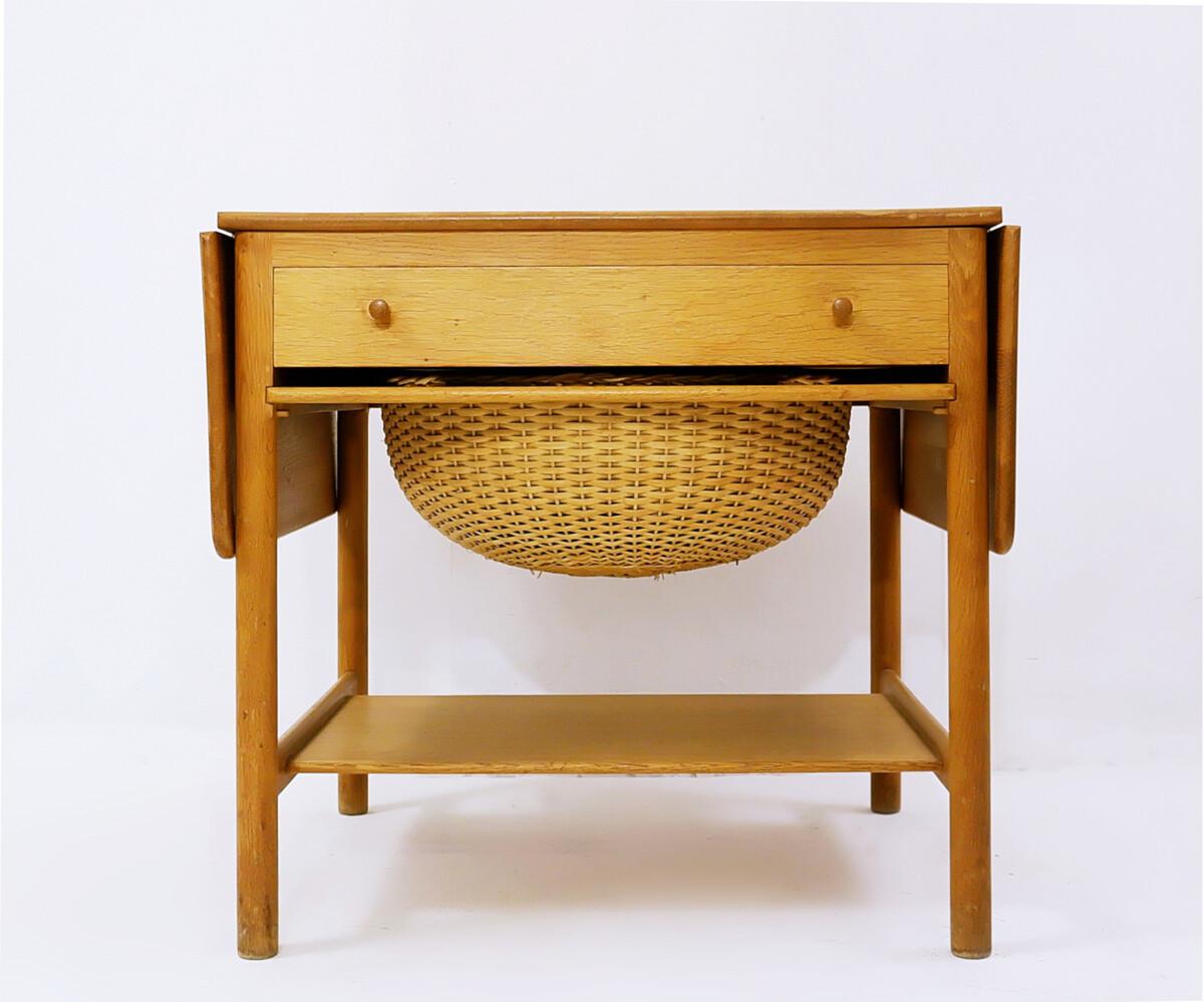 AT-33 Sewing Table in Teak & Oak by Hans J. Wegner for Andreas Tuck, 1950s

Measures: W: 67.6 - 119 cm (26.61-46.85