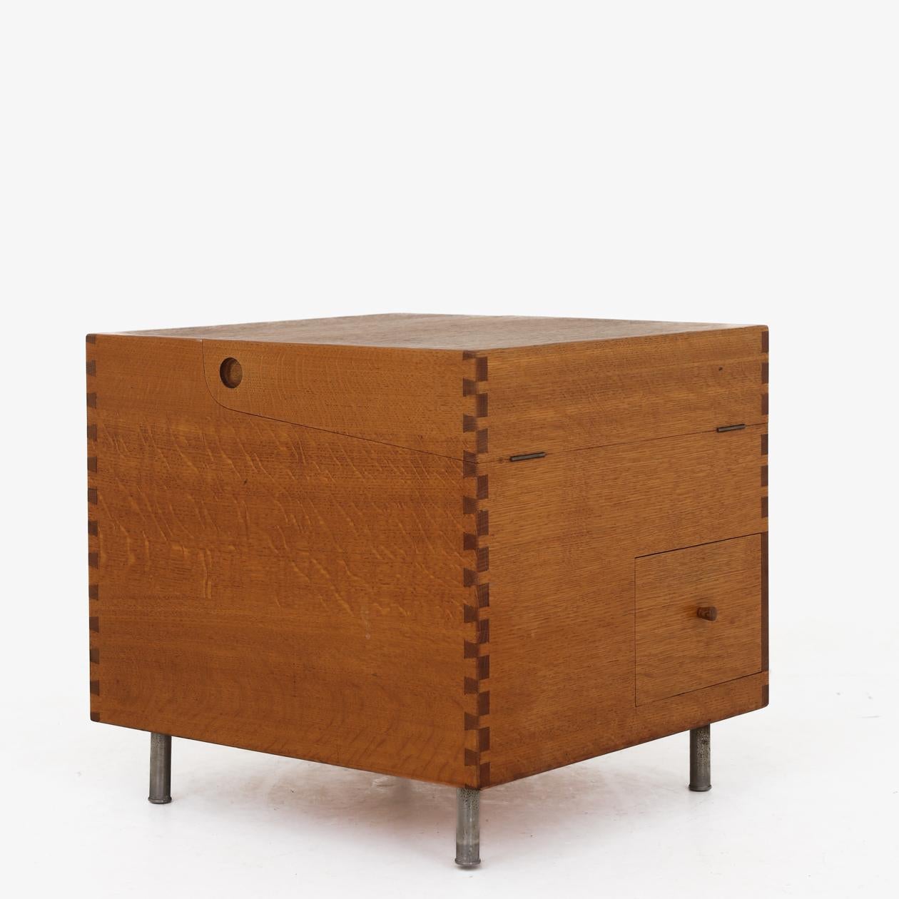 AT 34 - Rare cube-shaped bar cabinet made of solid and veneered oak, mounted on round steel legs. Interior with storage room. Designed in 1956. Hans J. Wegner / Andreas Tuck
