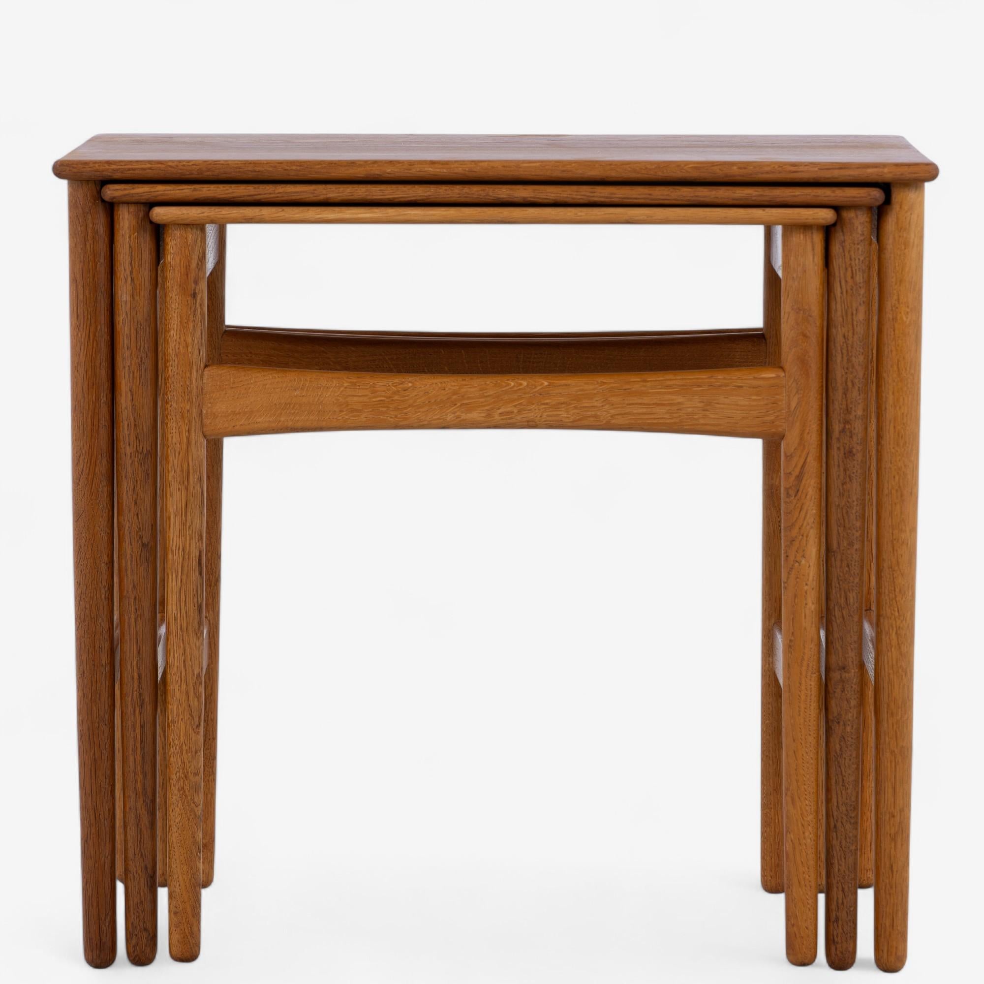 AT 40 - Tavoli nidificanti con tre tavoli con piano e struttura in legno massiccio di Oak. Disegnato da Hans J. Wegner e realizzato da Andreas Tuck.