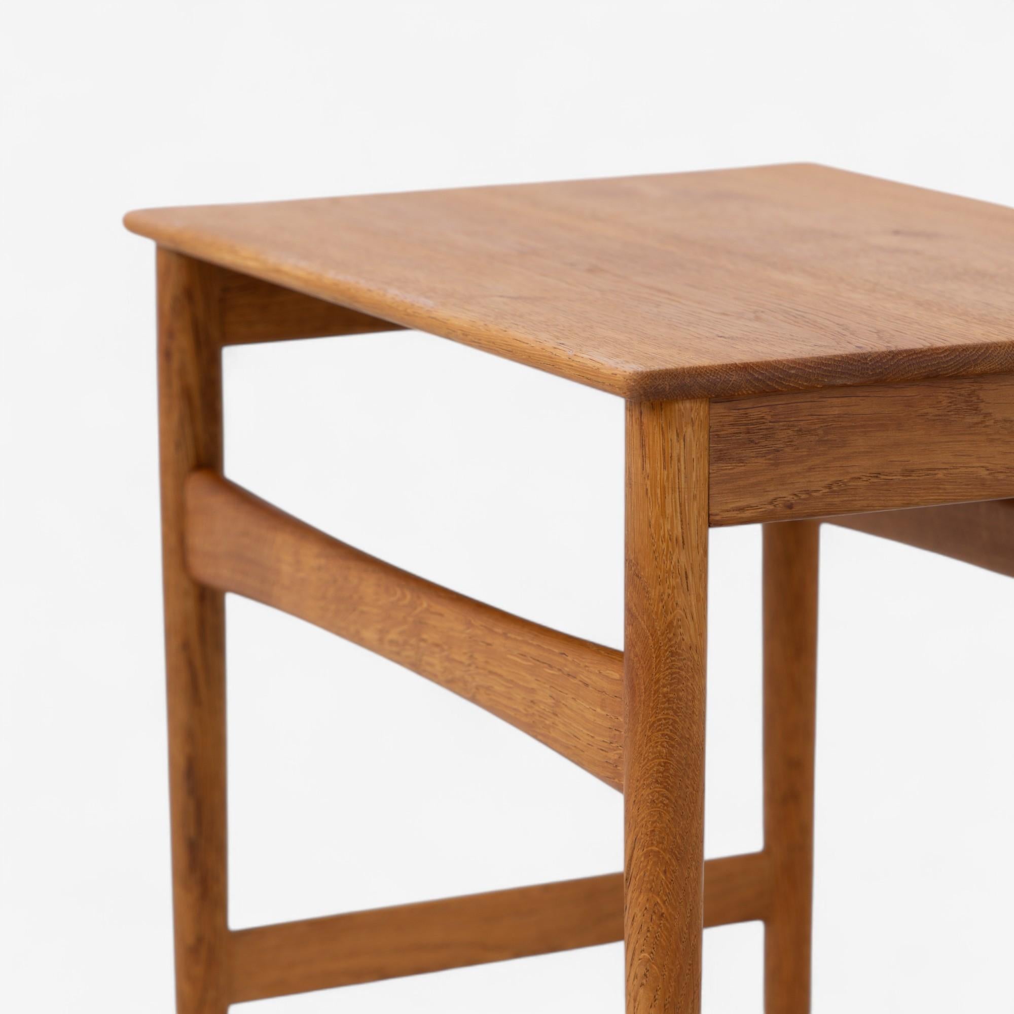 Quercia AT 40 - Tavolini da salotto in rovere massiccio di Hans J. Wegner in vendita
