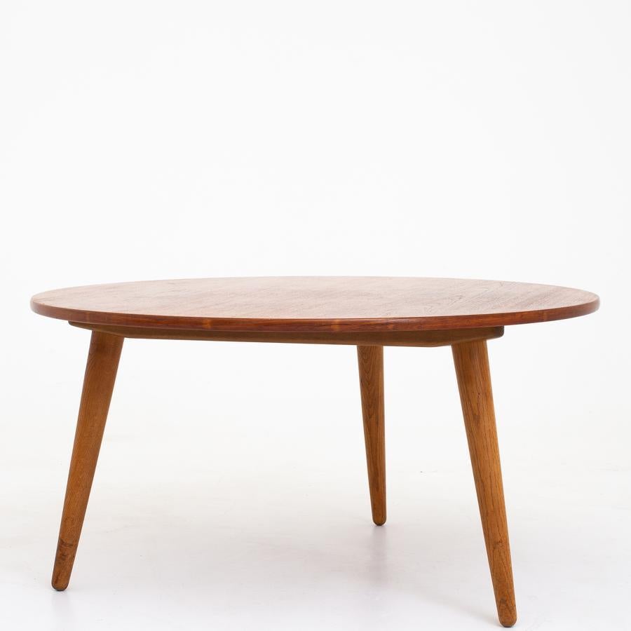 AT 8, round coffee table in teak and legs of oak. Maker Andreas Tuck.