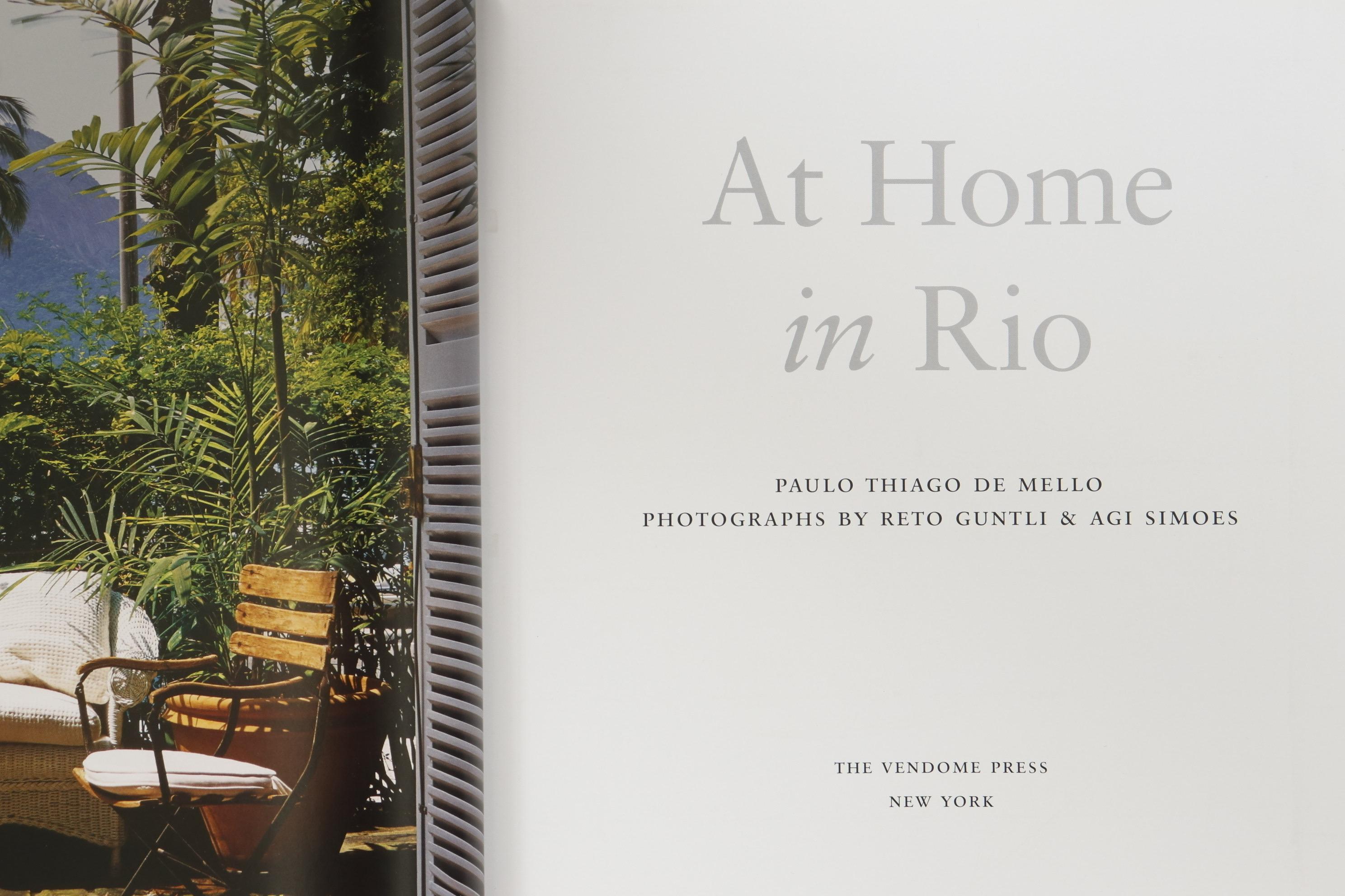 At Home in Rio de Paulo Thiago De Mello, photographies de Reto Guntli et Agi Simoes. Publié par The Vendome Press de New York en 2006. Imprimé en Espagne. Livre relié avec jaquette, première édition déclarée, 201 pages.
 