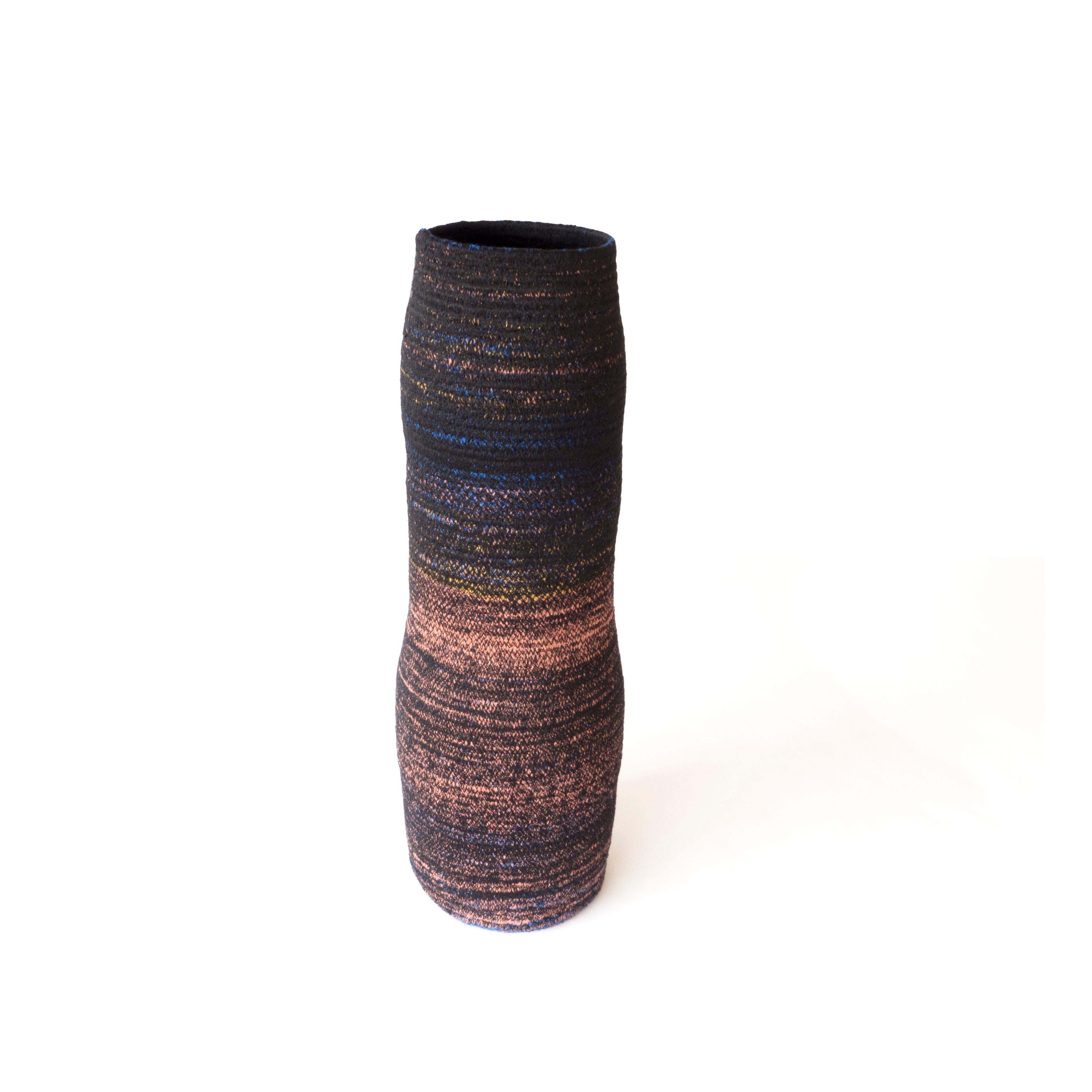 AT-JI Vessel di Cristina Vallejo
Dimensioni: D. A. 15 x H. 40 cm
Materiali: Corde di cotone al 100% e filo di poliestere.
Peso: 0,32 Kg

ELSUR è un editore di mobili e prodotti, con sede a Madrid dal 2014. Interessati al rapporto tra l'uomo e gli