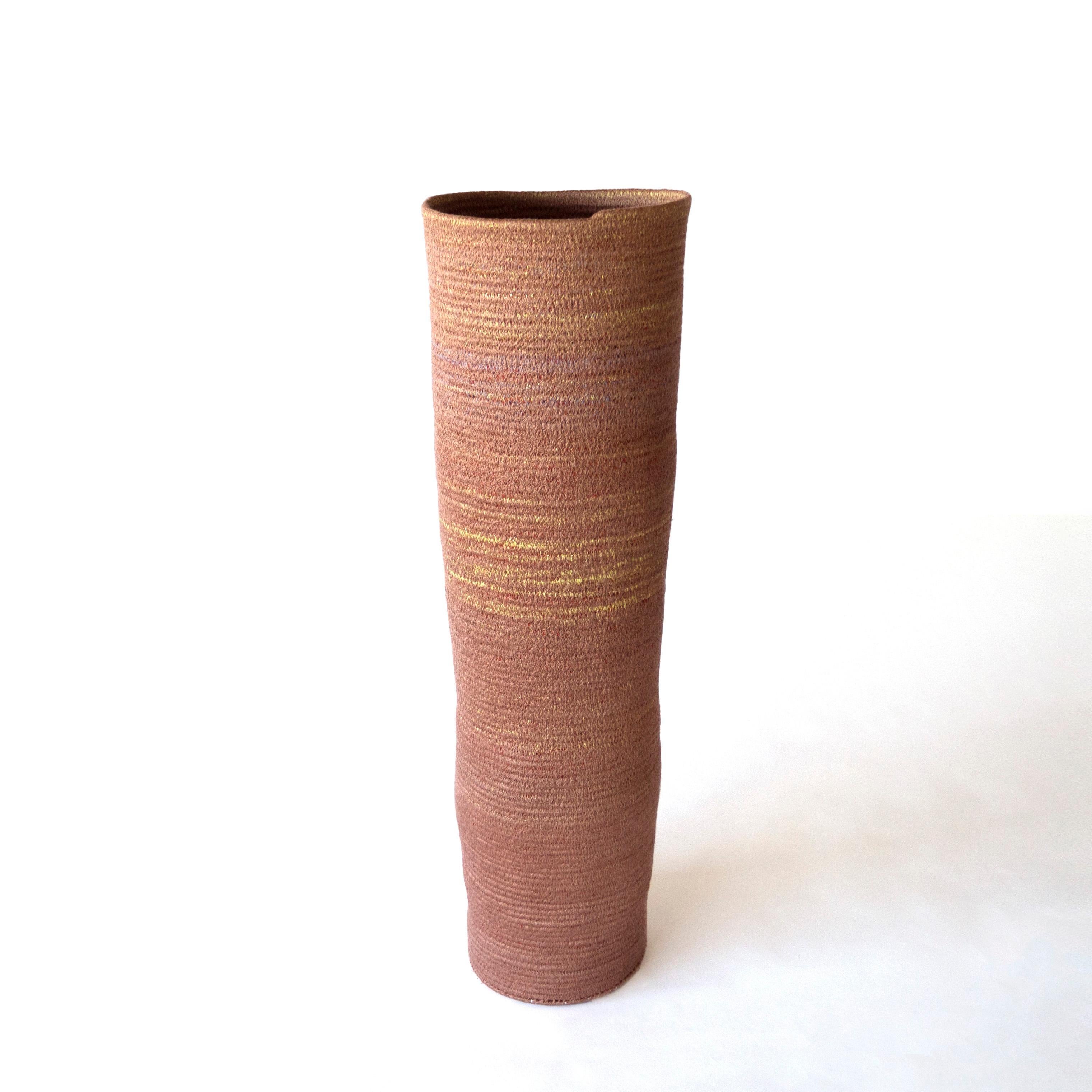AT-MN 1 Vessel di Cristina Vallejo
Dimensioni: D. A. 13 x H. 46 cm
Materiali: Corde di cotone al 100% e filo di poliestere.
Peso: 0,48 Kg

ELSUR è un editore di mobili e prodotti, con sede a Madrid dal 2014. Interessati al rapporto tra l'uomo e gli