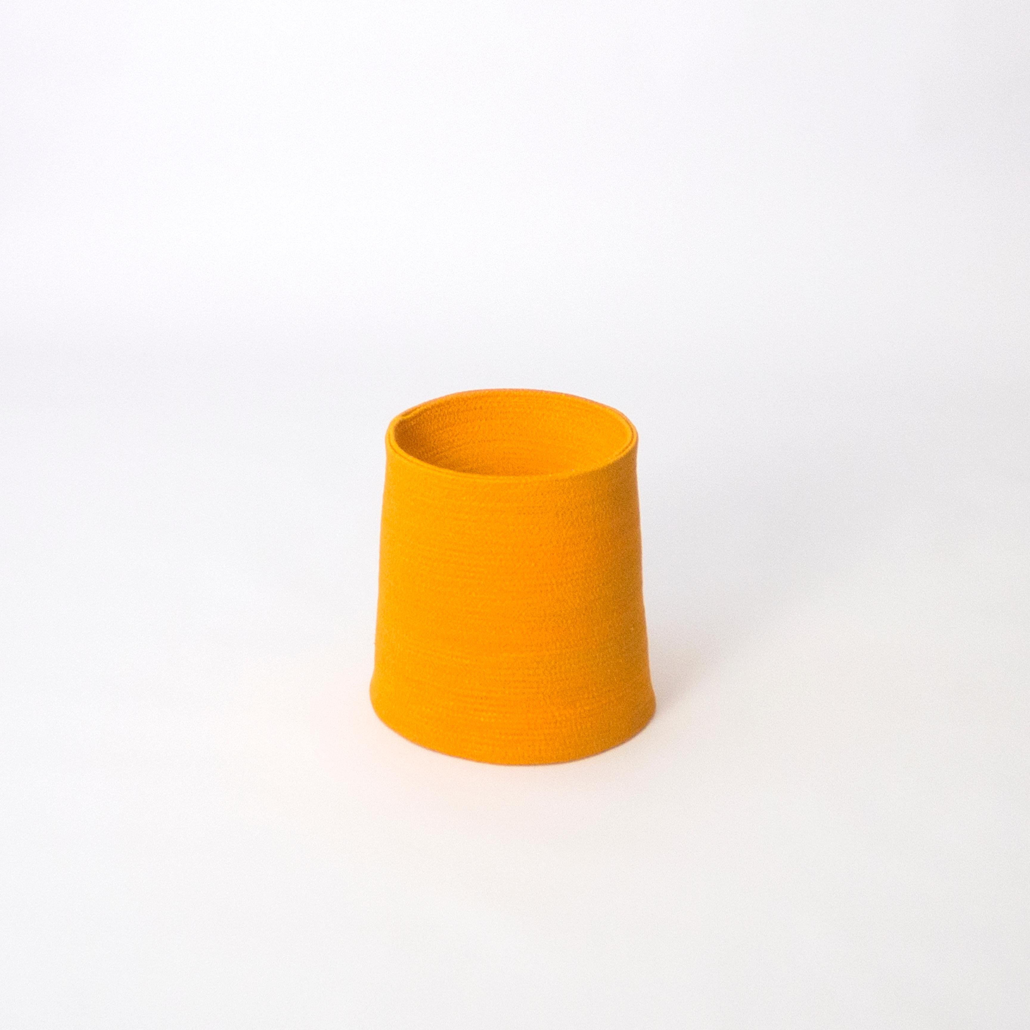AT-MN 2 Vessel di Cristina Vallejo
Dimensioni: D. 15 x H. 18 cm
Materiali: Corde di cotone al 100% e filo di poliestere.
Peso: 0,29 Kg

ELSUR è un editore di mobili e prodotti, con sede a Madrid dal 2014. Interessati al rapporto tra l'uomo e gli